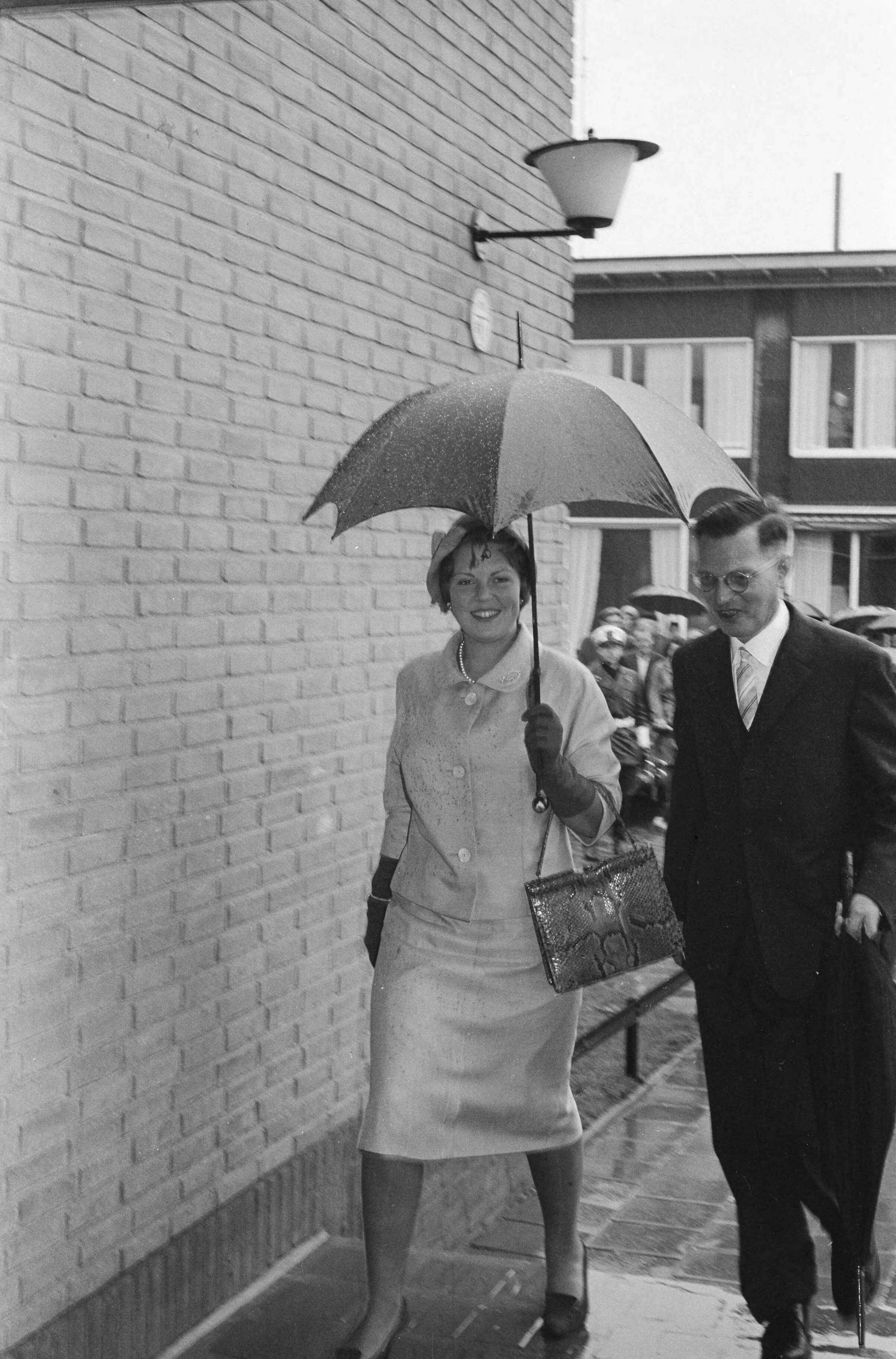 Fotocollectie Anefo — Prinses Beatrix opent Buitenschool in Leeuwarden. Aankomst in de regen, naast de prinses dr. E.H. Hijmersma, voorzitter van de Buitenschool — Foto: Pot, Harry / Anefo. Licentie: Set B: Rechtenvrij / Publiek Domein. Bron: Nationaal Archief. http://hdl.handle.net/10648/a9e2622c-d0b4-102d-bcf8-003048976d84