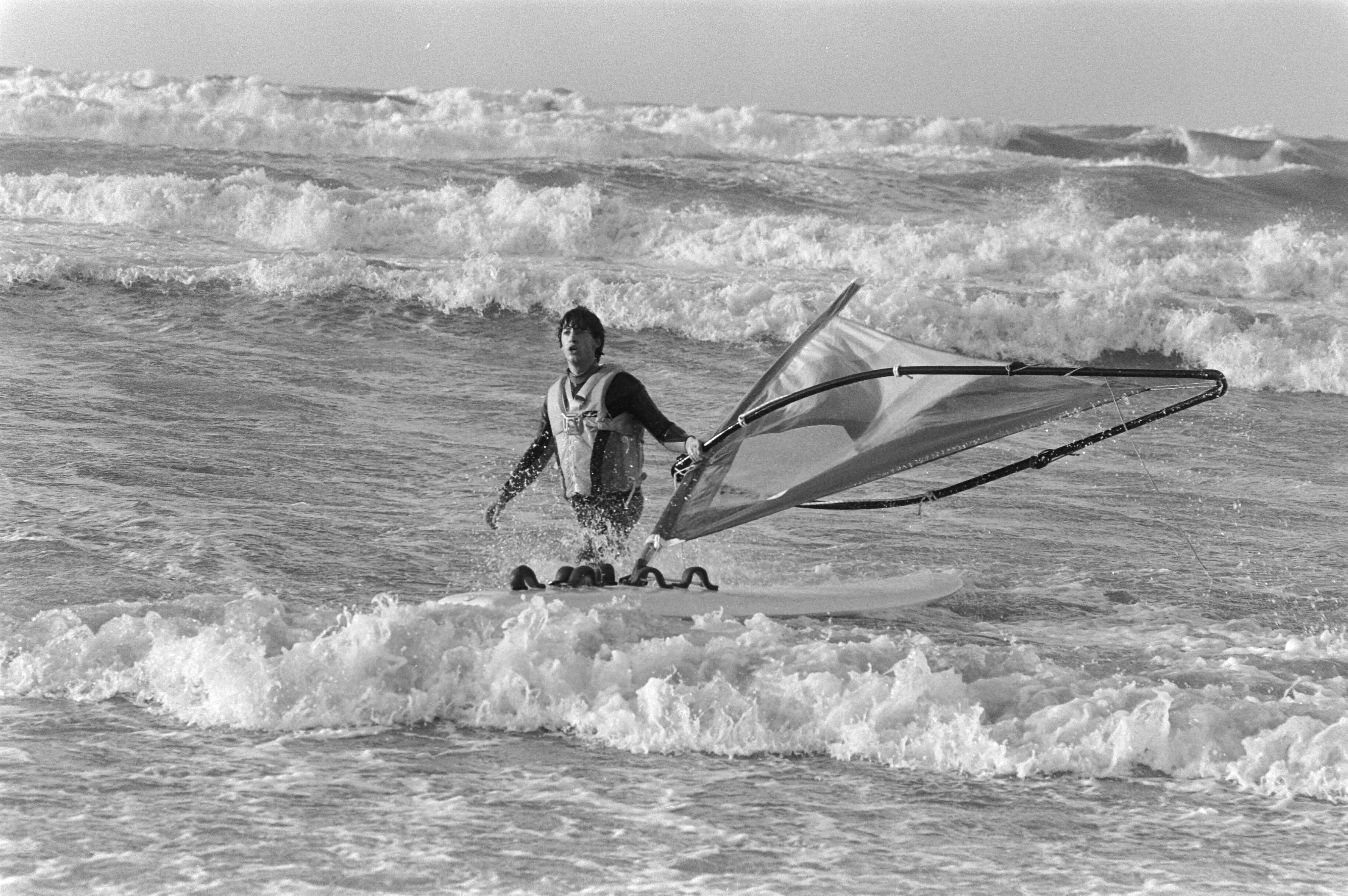 Fotocollectie Anefo — Ondanks de harde tot stormachtige wind waren er nog vrij veel wandelaars op de boulevard van Scheveningen, — Foto: Antonisse, Marcel / Anefo. Licentie: Set B: Rechtenvrij / Publiek Domein. Bron: Nationaal Archief. http://hdl.handle.net/10648/acf17610-d0b4-102d-bcf8-003048976d84