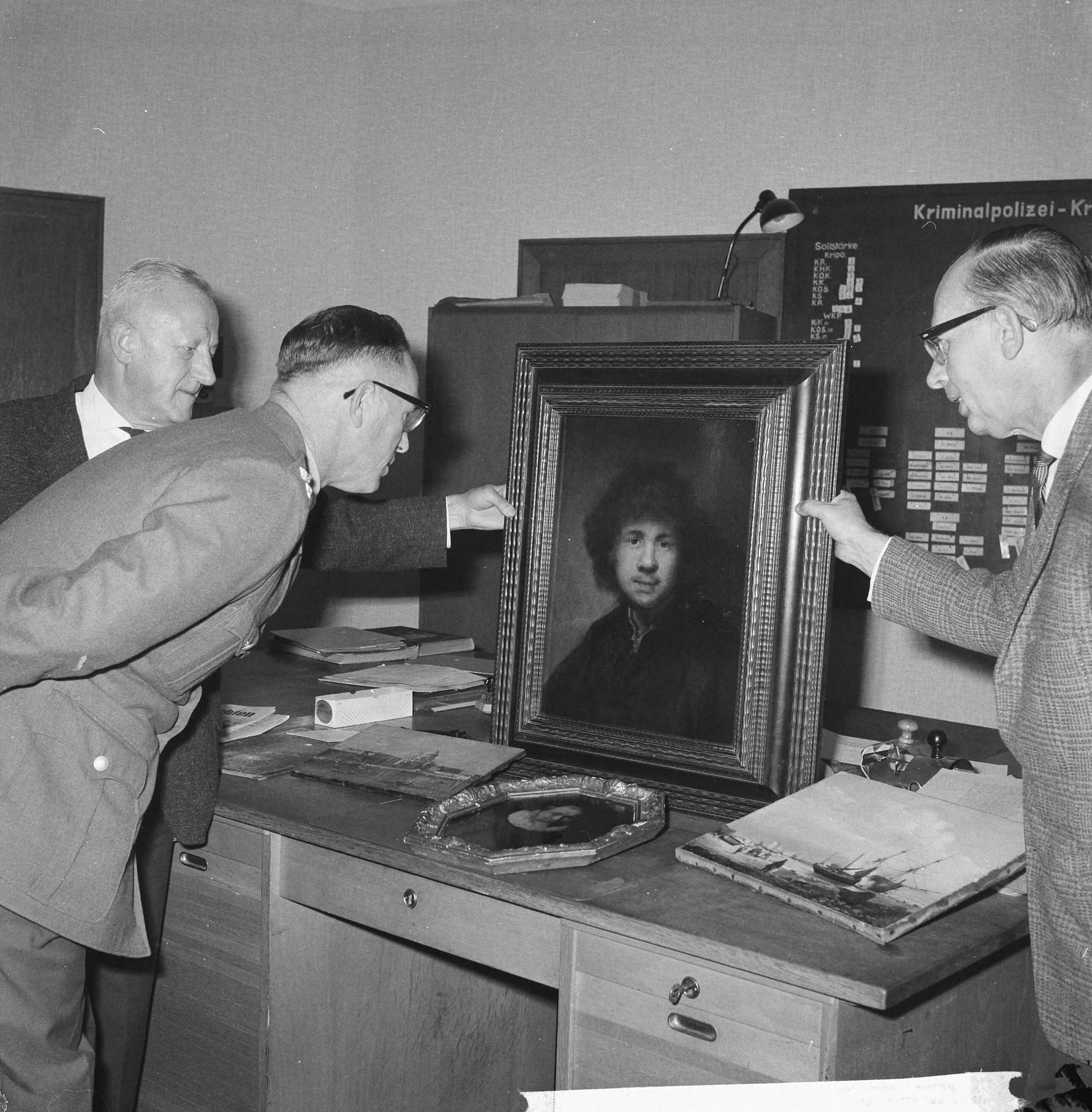 Fotocollectie Anefo — Schilderijendiefstal in Aerdenhout (Rembrandt) — Foto: Nijs, Jac. de / Anefo. Licentie: Set B: Rechtenvrij / Publiek Domein. Bron: Nationaal Archief. http://hdl.handle.net/10648/aa133f82-d0b4-102d-bcf8-003048976d84