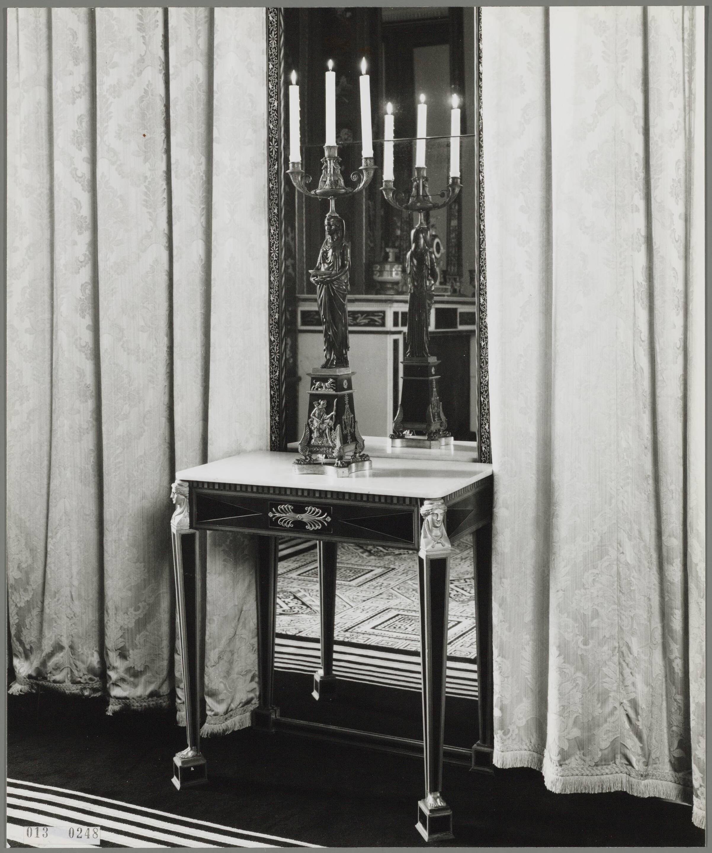 Paleis Huis ten Bosch te Den Haag — De Japanse zaal met penanttafel met kandelaar — Foto: Hofmeester, Bart / RVD. Licentie: Set B: Rechtenvrij / Publiek Domein. Bron: Nationaal Archief. http://hdl.handle.net/10648/afa88b46-d0b4-102d-bcf8-003048976d84