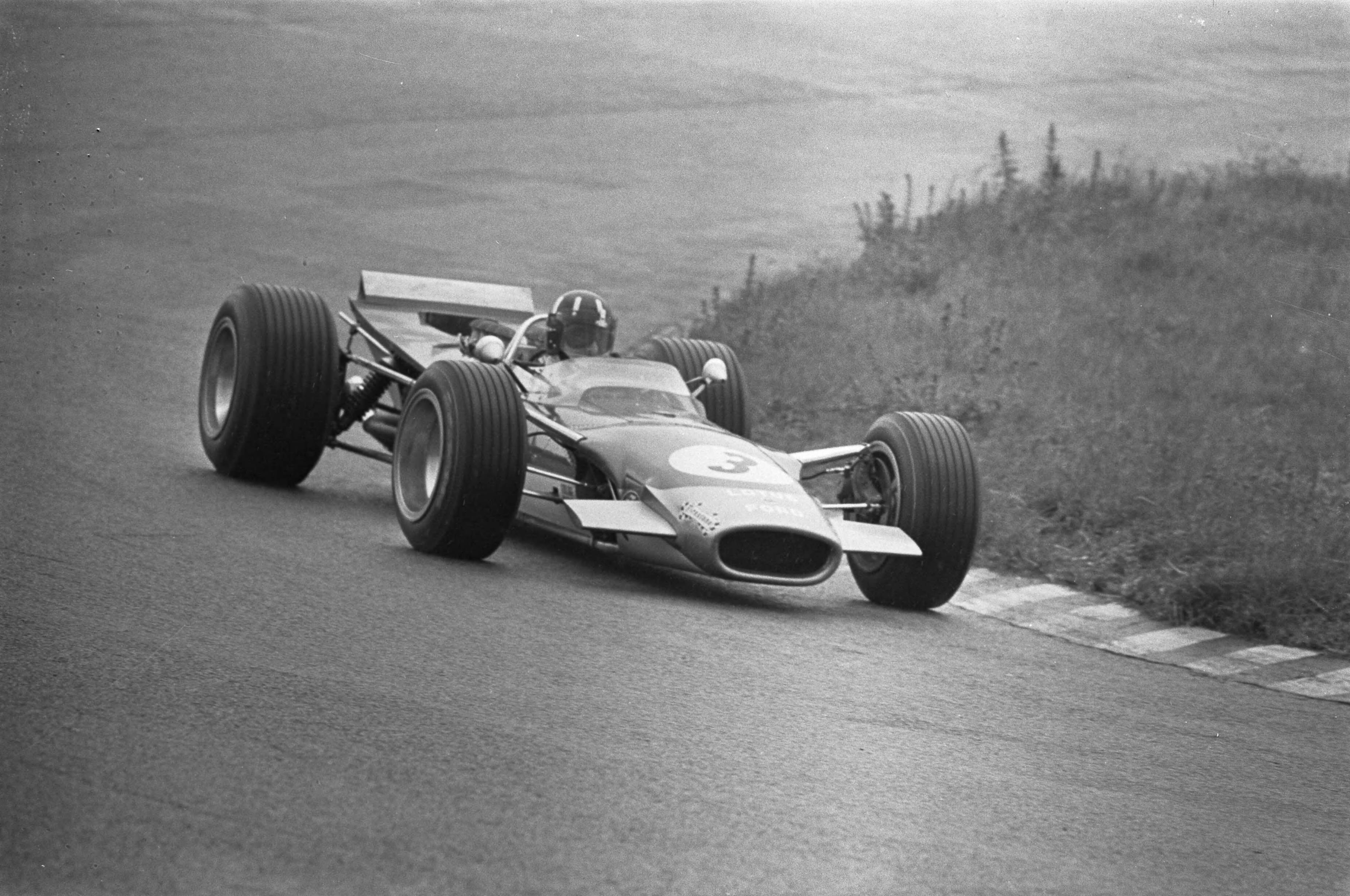 Fotocollectie Anefo — Grand Prix 68 Zandvoort. Graham Hill (Lotus-Ford) — Foto: Evers, Joost / Anefo. Licentie: Set B: Rechtenvrij / Publiek Domein. Bron: Nationaal Archief. http://hdl.handle.net/10648/ab450b88-d0b4-102d-bcf8-003048976d84