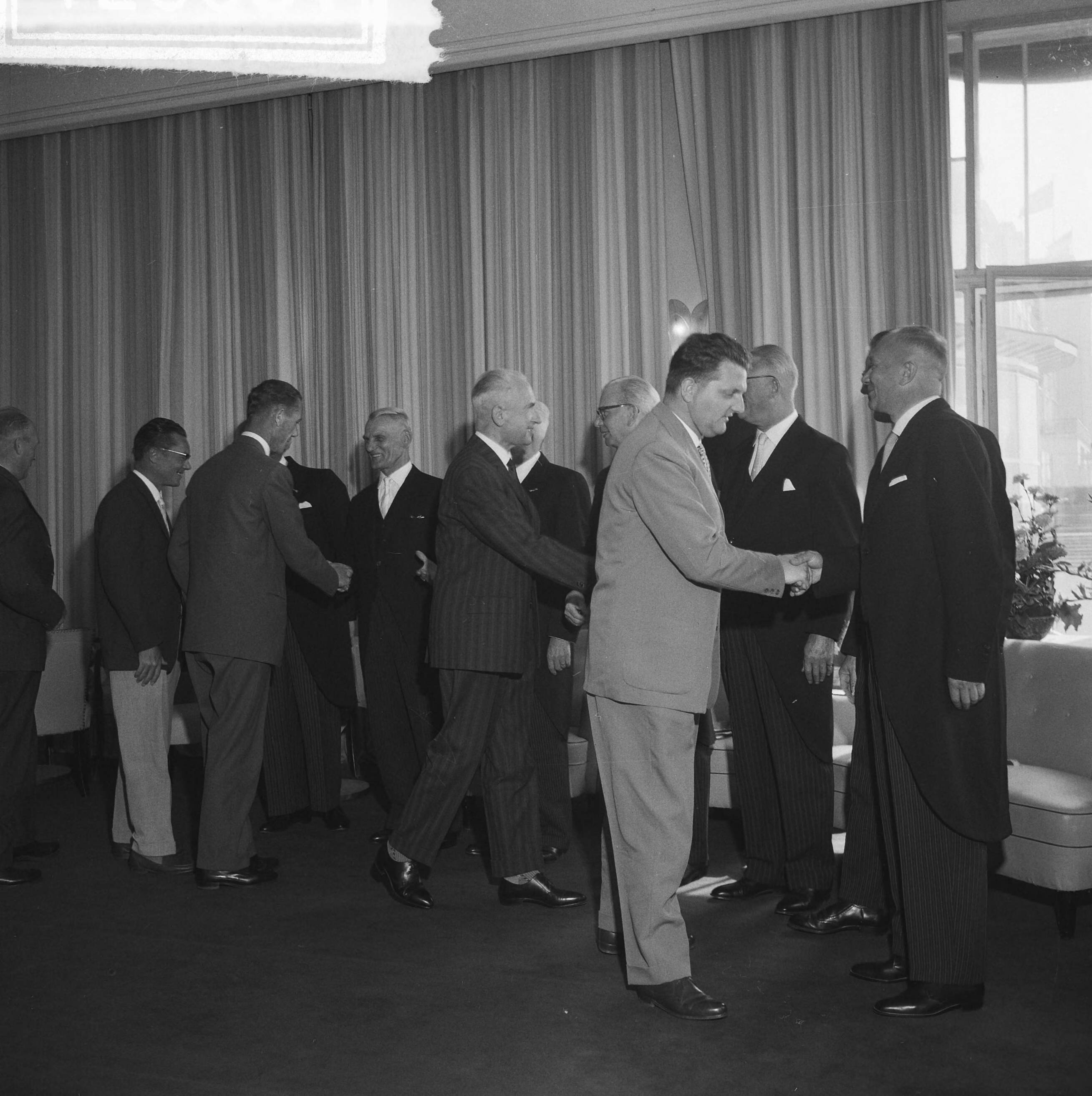 Fotocollectie Anefo — 50-jarig bestaan van de Rotterdamse Korenbeurs. Tijdens de receptie in Scheveningen — Foto: Lindeboom, Henk / Anefo. Licentie: Set B: Rechtenvrij / Publiek Domein. Bron: Nationaal Archief. http://hdl.handle.net/10648/a9daa4e2-d0b4-102d-bcf8-003048976d84