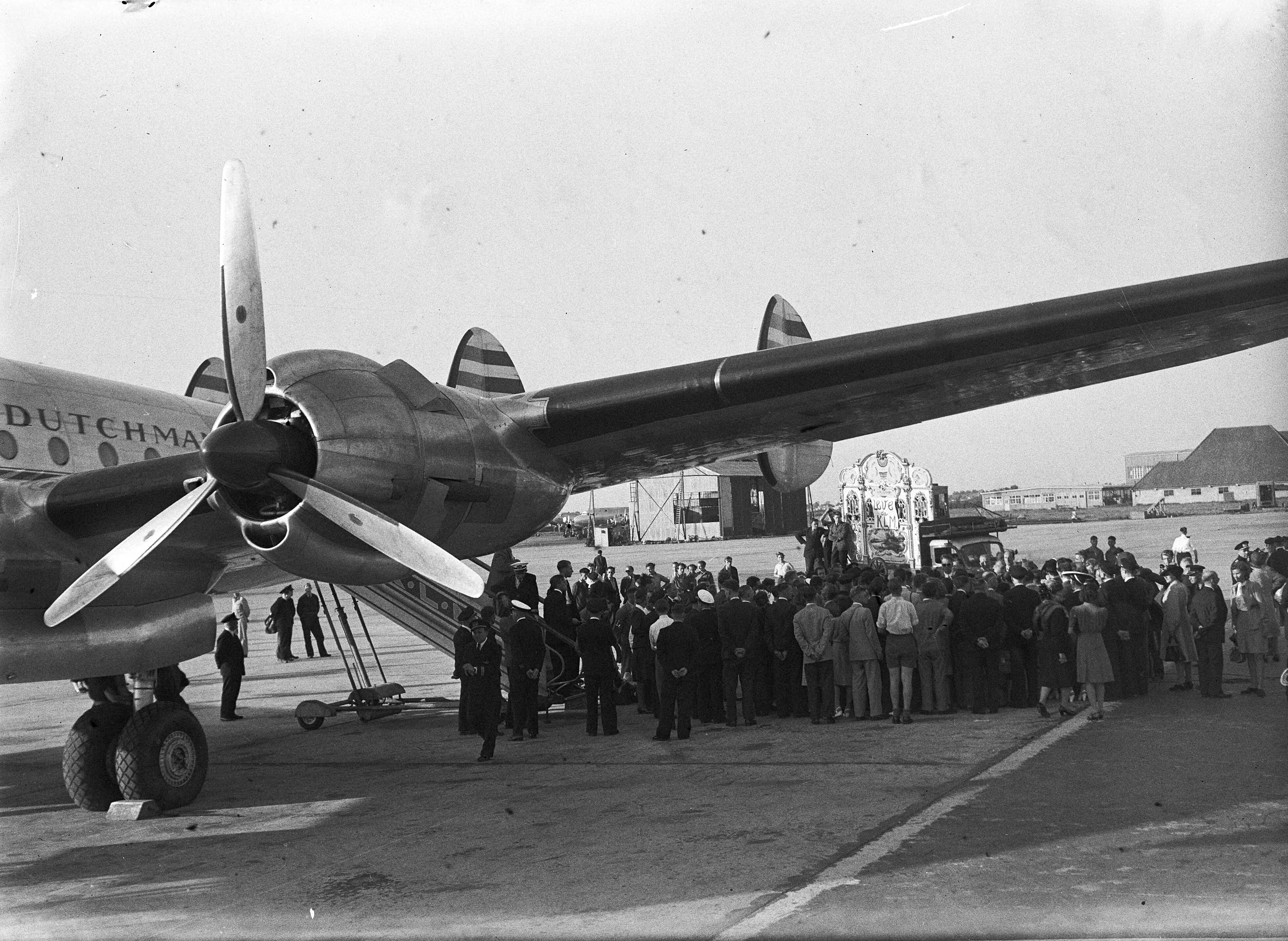 Fotocollectie Anefo — Holland naar Michigan vlucht van de KLM — Foto: Sagers, Harry / Anefo. Licentie: Set B: Rechtenvrij / Publiek Domein. Bron: Nationaal Archief. http://hdl.handle.net/10648/a8ab60a2-d0b4-102d-bcf8-003048976d84