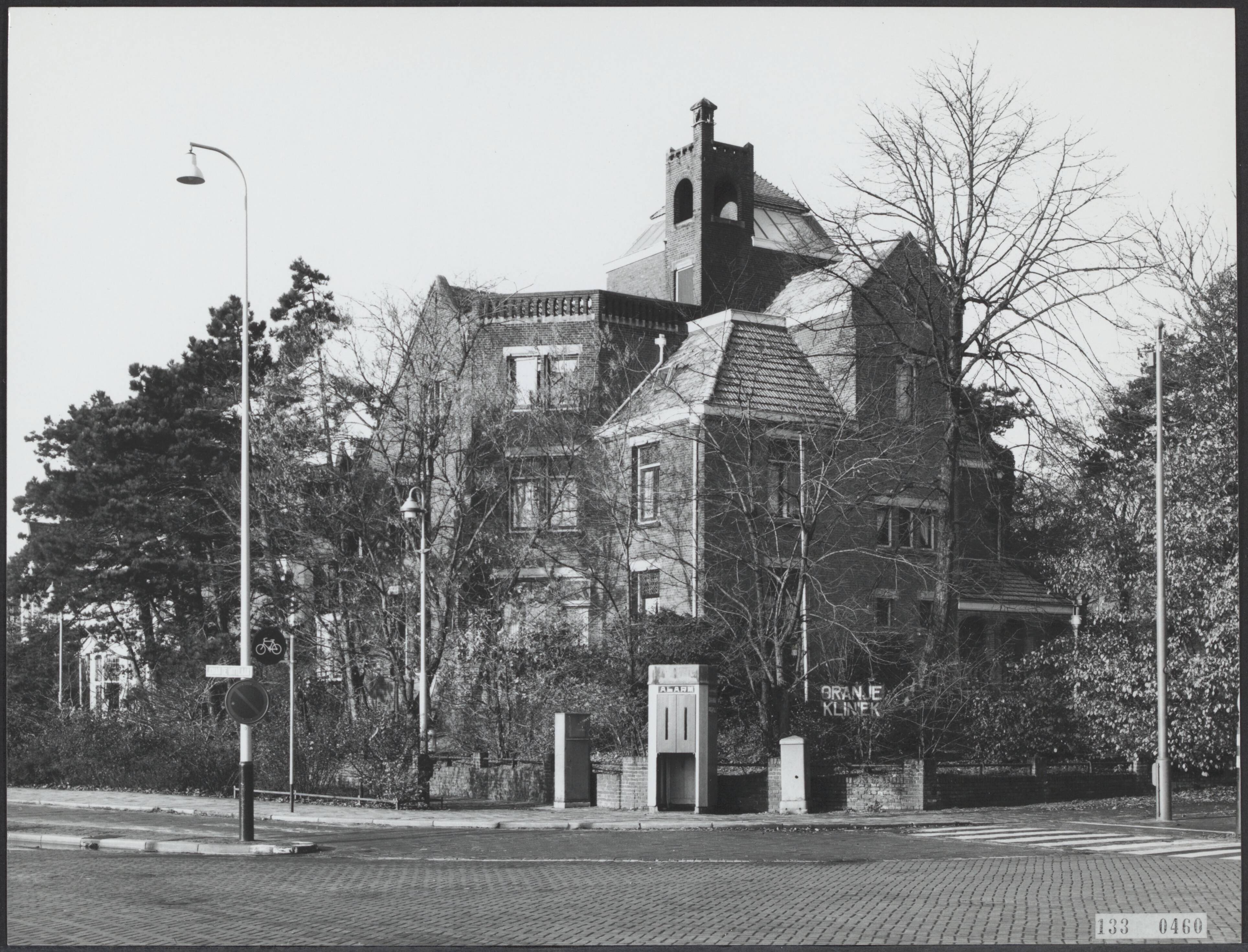 Fotocollectie Rijksvoorlichtingsdienst Eigen — Den Haag. Villa Henny naar het ontwerp van architect H.P. Berlage gebouwd in 1898 — Foto: Fotodienst Gemeente Den Haag. Licentie: Set B: Rechtenvrij / Publiek Domein. Bron: Nationaal Archief. http://hdl.handle.net/10648/af595602-d0b4-102d-bcf8-003048976d84