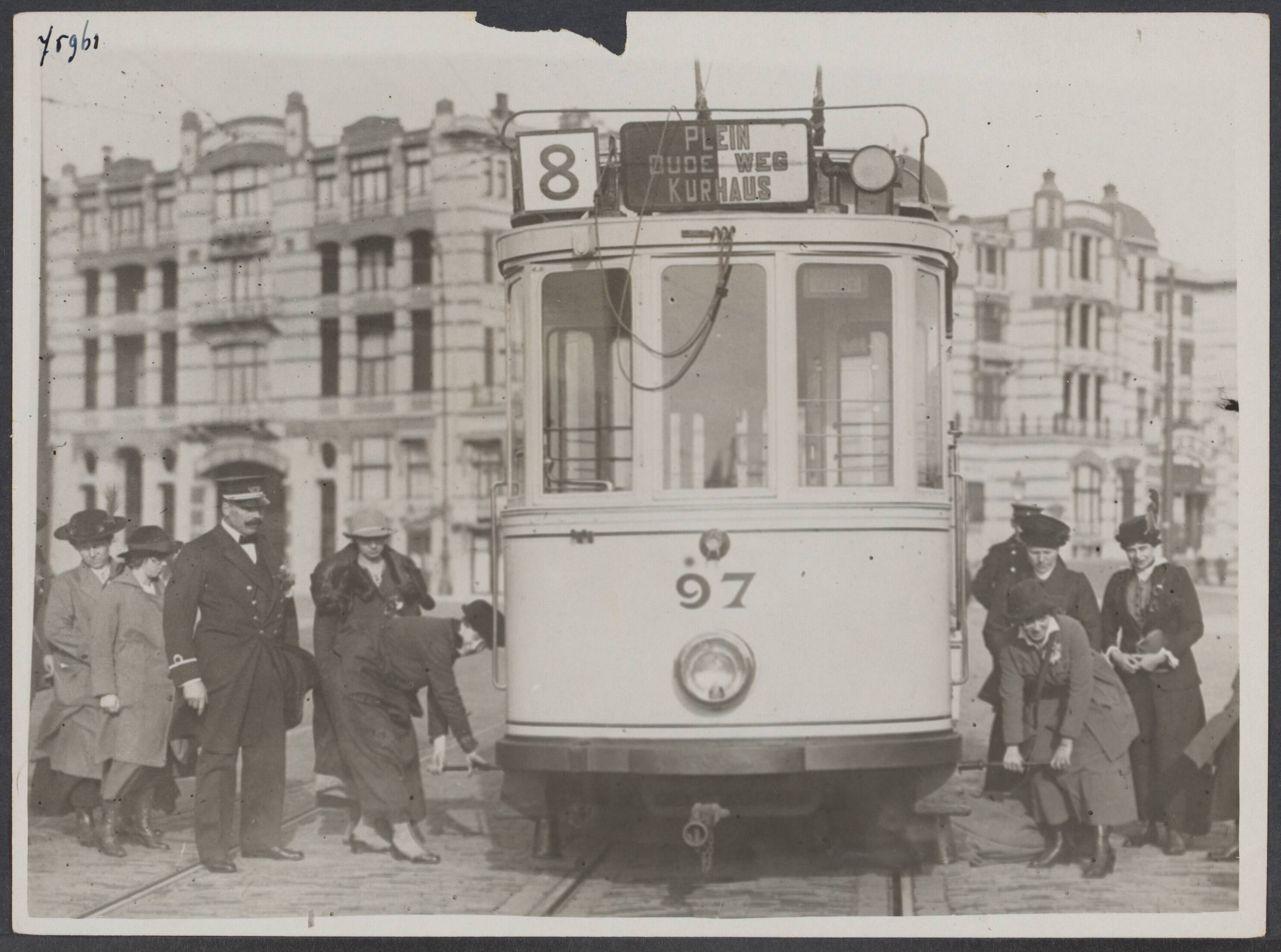 Burgerellende W.O.I - Nederland — [In Den Haag worden vrouwen opgeleid tot trambestuurder] — Foto: Onbekend / Publiek Domein of Rechtenvrij. Licentie: Set B: Rechtenvrij / Publiek Domein. Bron: Nationaal Archief. http://hdl.handle.net/10648/0c79b661-d3ef-f506-8802-cbb811ebf2df