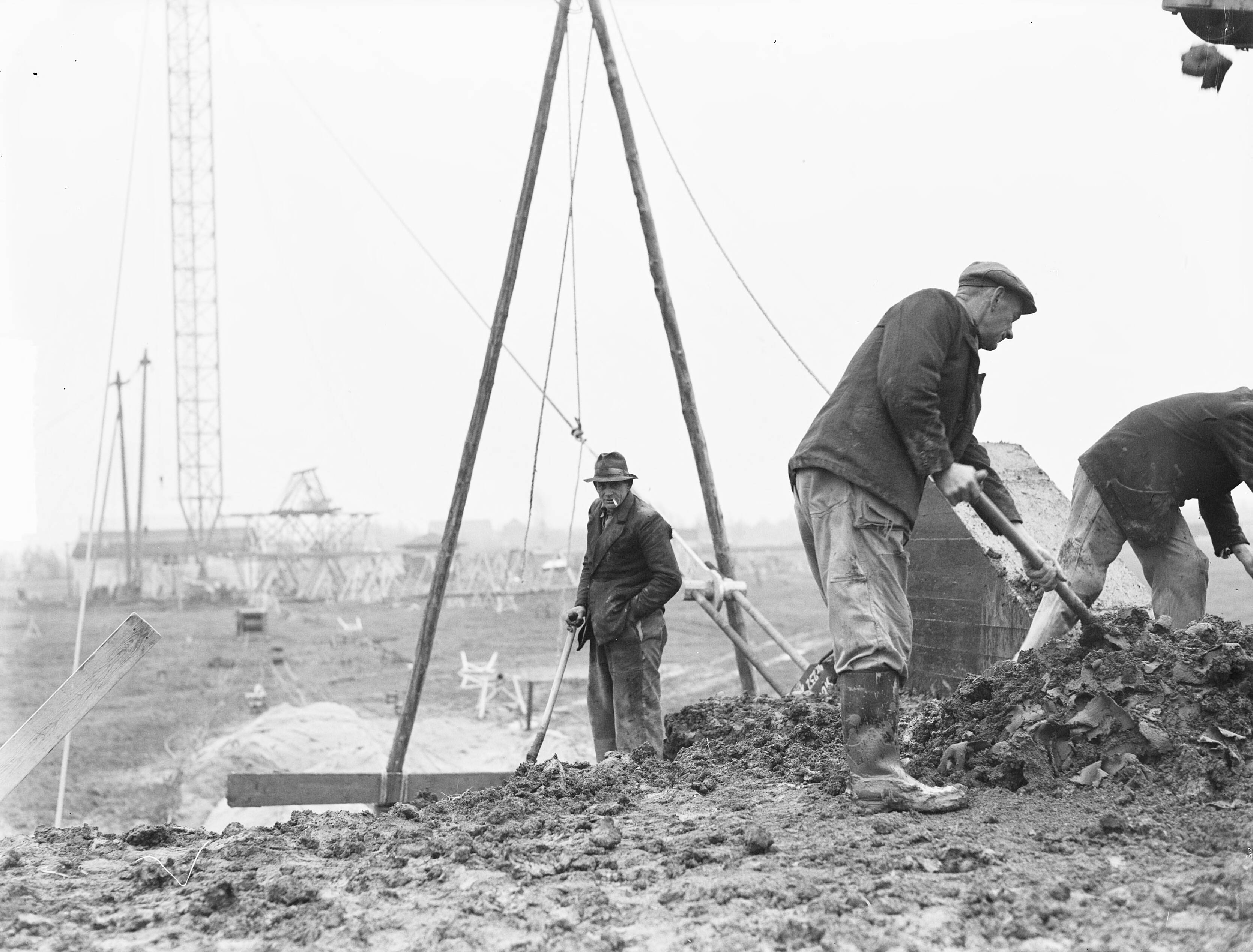 Televisiezendmaast in aanbouw te Lopik — Bouw televisiezender te Lopik nu 100 meter hoog — Foto: Pot, Harry / Anefo. Licentie: Set B: Rechtenvrij / Publiek Domein. Bron: Nationaal Archief. http://hdl.handle.net/10648/a8e1e44c-d0b4-102d-bcf8-003048976d84