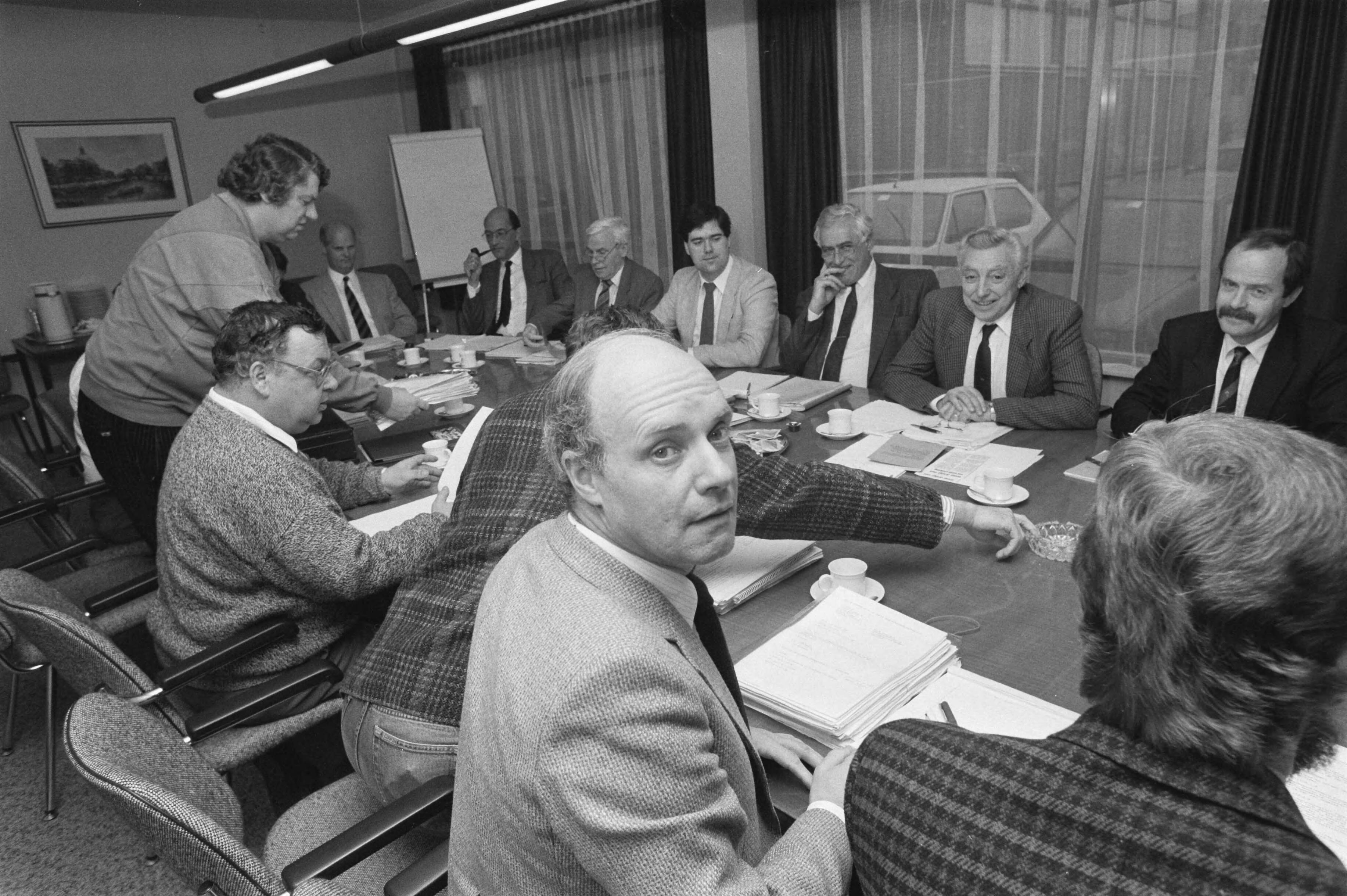 Fotocollectie Anefo — Rijswijk, onderhandelingen in beroepsgoederenvervoer; FNV-onderhandelaar Van de Bergh met tegenover zich werkgeversvz Bergmans — Foto: Bogaerts, Rob / Anefo. Licentie: Set B: Rechtenvrij / Publiek Domein. Bron: Nationaal Archief. http://hdl.handle.net/10648/ad67ecfa-d0b4-102d-bcf8-003048976d84