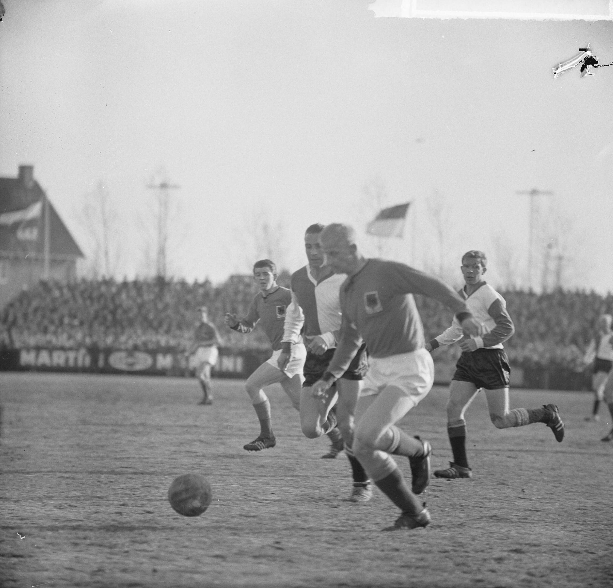 Fotocollectie Anefo — Voetbal. Volendam tegen Feijenoord 0-3. Spelmoment. Dick Tol (Volendam) in actie, achter hem Gerard Kerkum, rechts Hans Kraay — Foto: Nijs, Jac. de / Anefo. Licentie: Set B: Rechtenvrij / Publiek Domein. Bron: Nationaal Archief. http://hdl.handle.net/10648/aa3238c4-d0b4-102d-bcf8-003048976d84