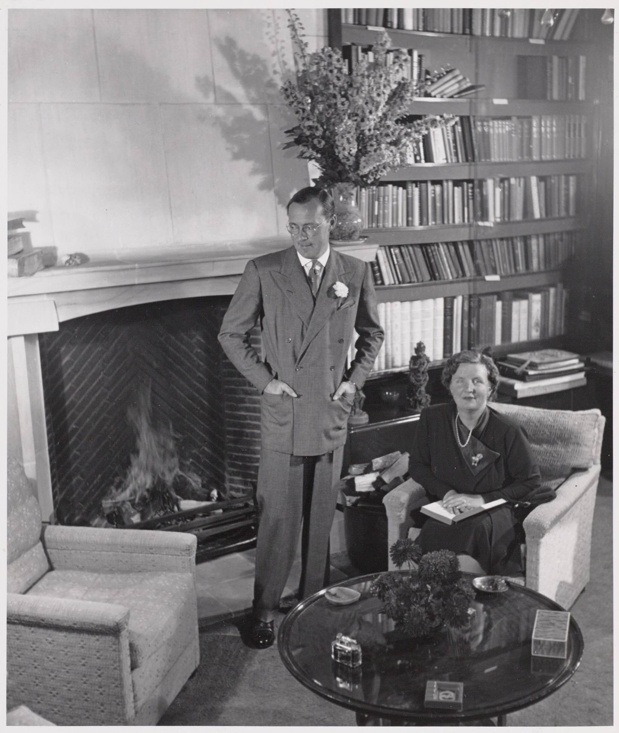 Fotocollectie RVD / Koninklijk Huis — Koningin Juliana en prins Bernhard in de bibliotheek van Paleis Soestdijk — Foto: Woldringh, Meinard / RVD. Licentie: Set B: Rechtenvrij / Publiek Domein. Bron: Nationaal Archief. http://hdl.handle.net/10648/afac599c-d0b4-102d-bcf8-003048976d84