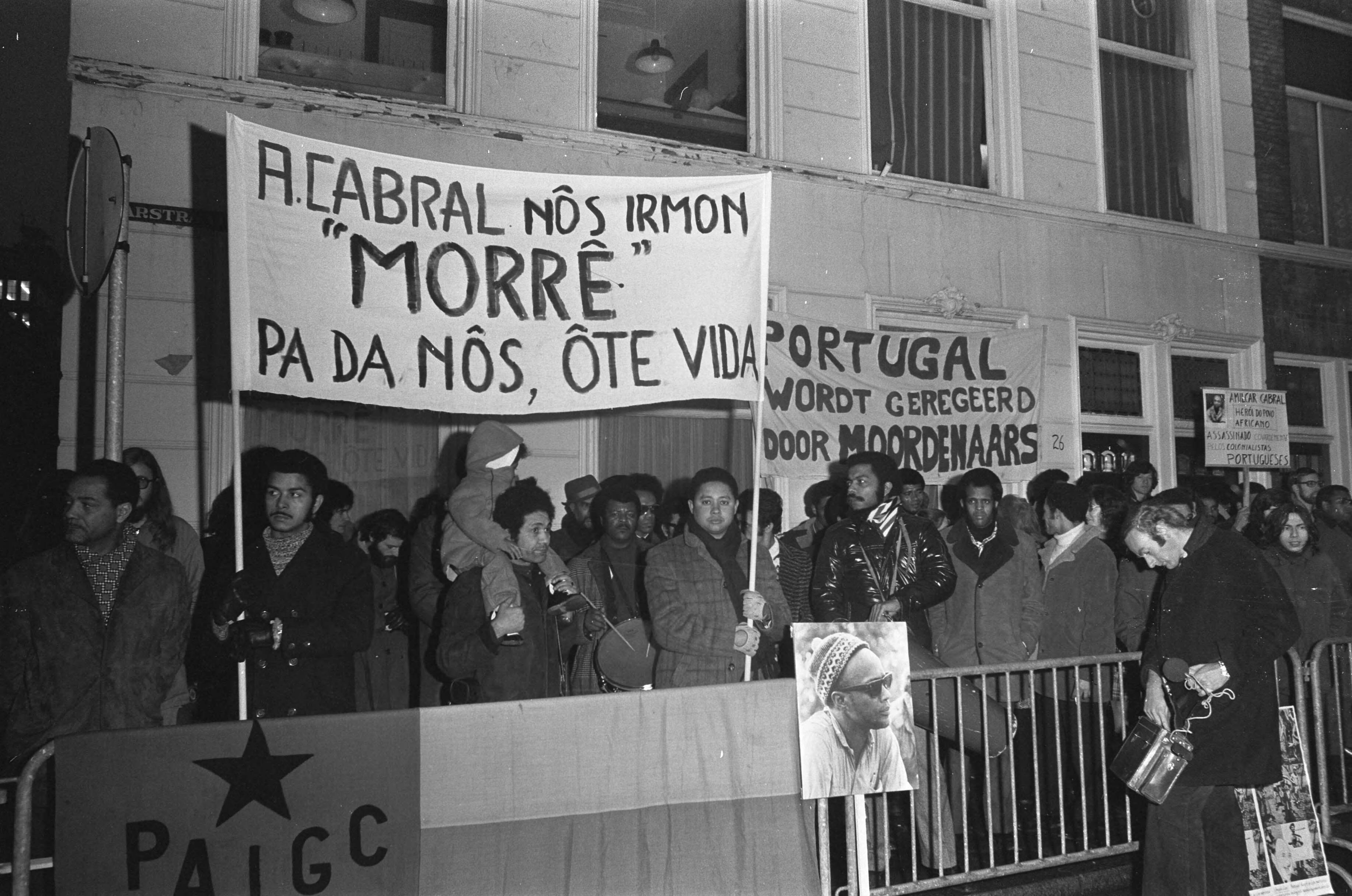 Fotocollectie Anefo — Demonstratie voor Portugese Ambassade te Den Haag i.v.m moord op Cabral (leider bevrijdingsbeweging in Guinee-Bissau) — Foto: Mieremet, Rob / Anefo. Licentie: Set B: Rechtenvrij / Publiek Domein. Bron: Nationaal Archief. http://hdl.handle.net/10648/ac231194-d0b4-102d-bcf8-003048976d84