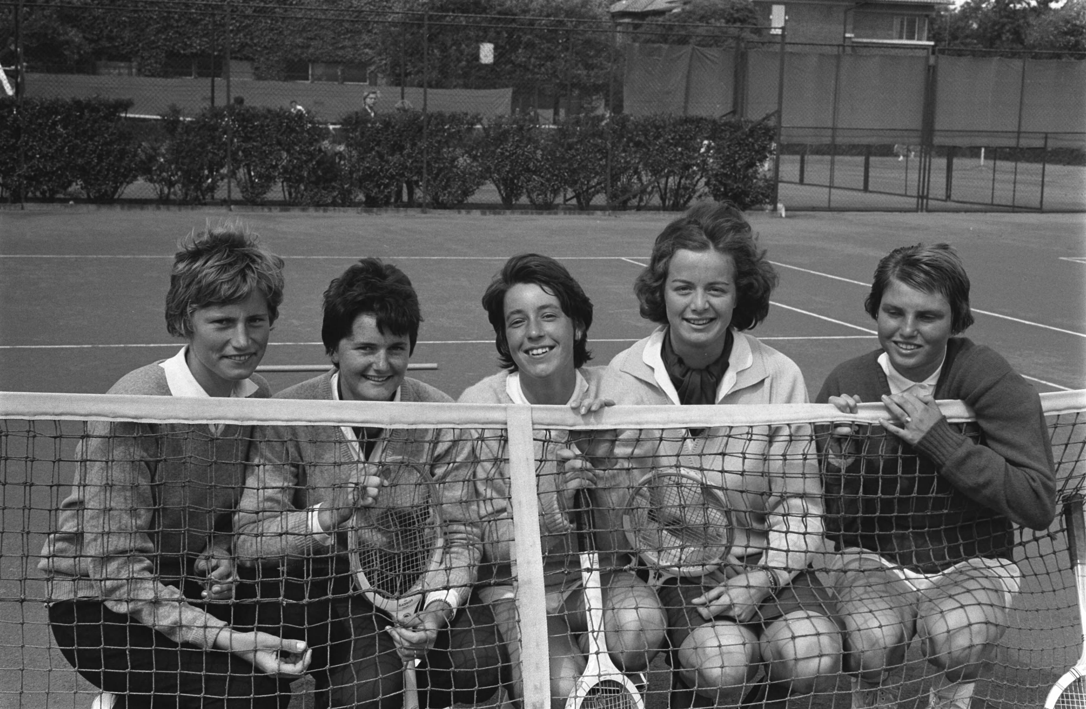 Fotocollectie Anefo — Nederlandse tenniskampioenschappen van Nederland op de METS-banen te Scheveningen. De damesjeugd v.l.n.r. Trudy Groenman (Groningen), Els Spruyt (Rotterdam), Patricia van den Heuvel (Rotterdam), Janny Sluyter (Rotterdam) en Anja Lepoutre (Groningen) — Foto: Pot, Harry / Anefo. Licentie: Set B: Rechtenvrij / Publiek Domein. Bron: Nationaal Archief. http://hdl.handle.net/10648/aa13c682-d0b4-102d-bcf8-003048976d84
