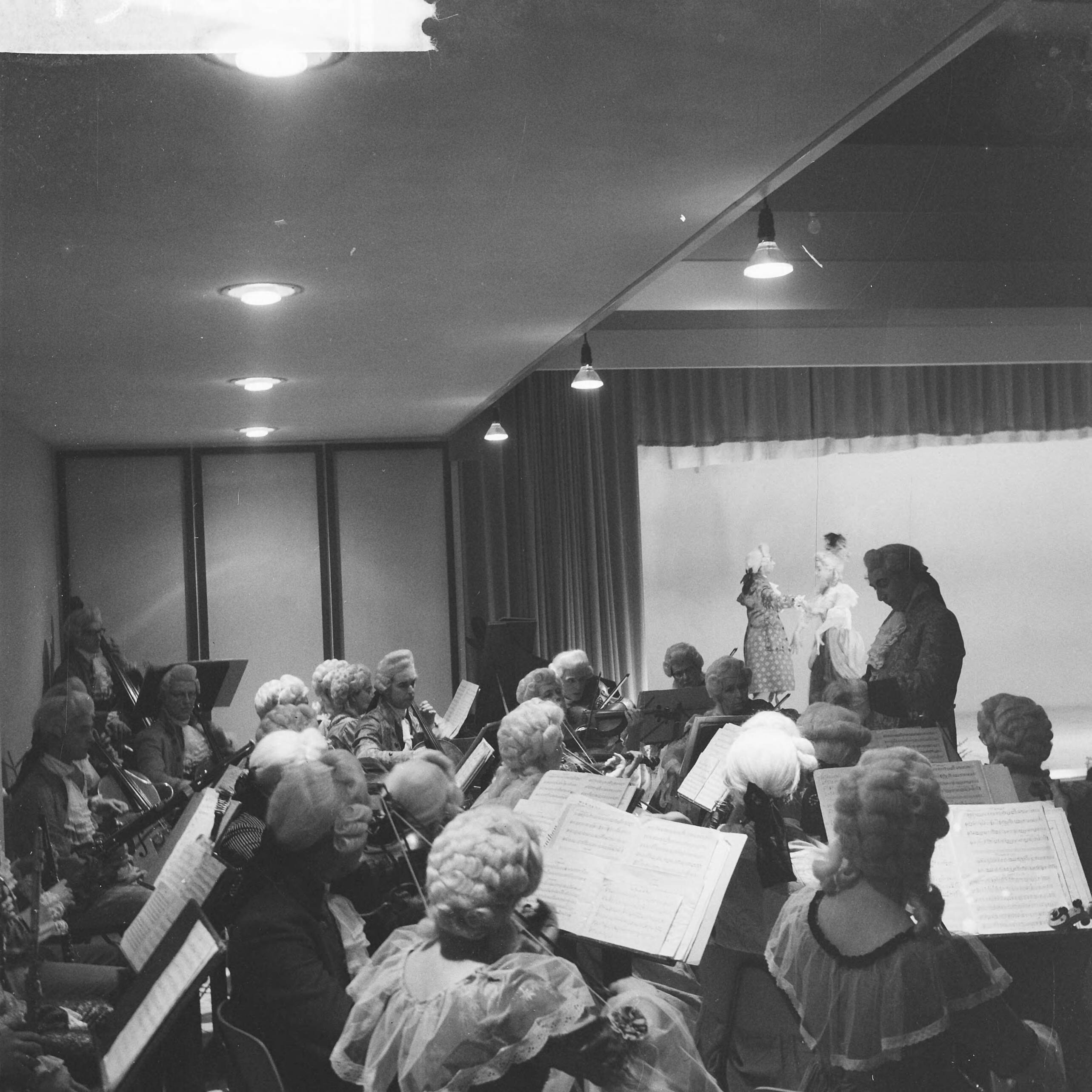 Fotocollectie Anefo — Uitvoering van "Die Haerlemsche Musyckkamer" — Foto: Nijs, Jac. de / Anefo. Licentie: Set B: Rechtenvrij / Publiek Domein. Bron: Nationaal Archief. http://hdl.handle.net/10648/a9ec703c-d0b4-102d-bcf8-003048976d84