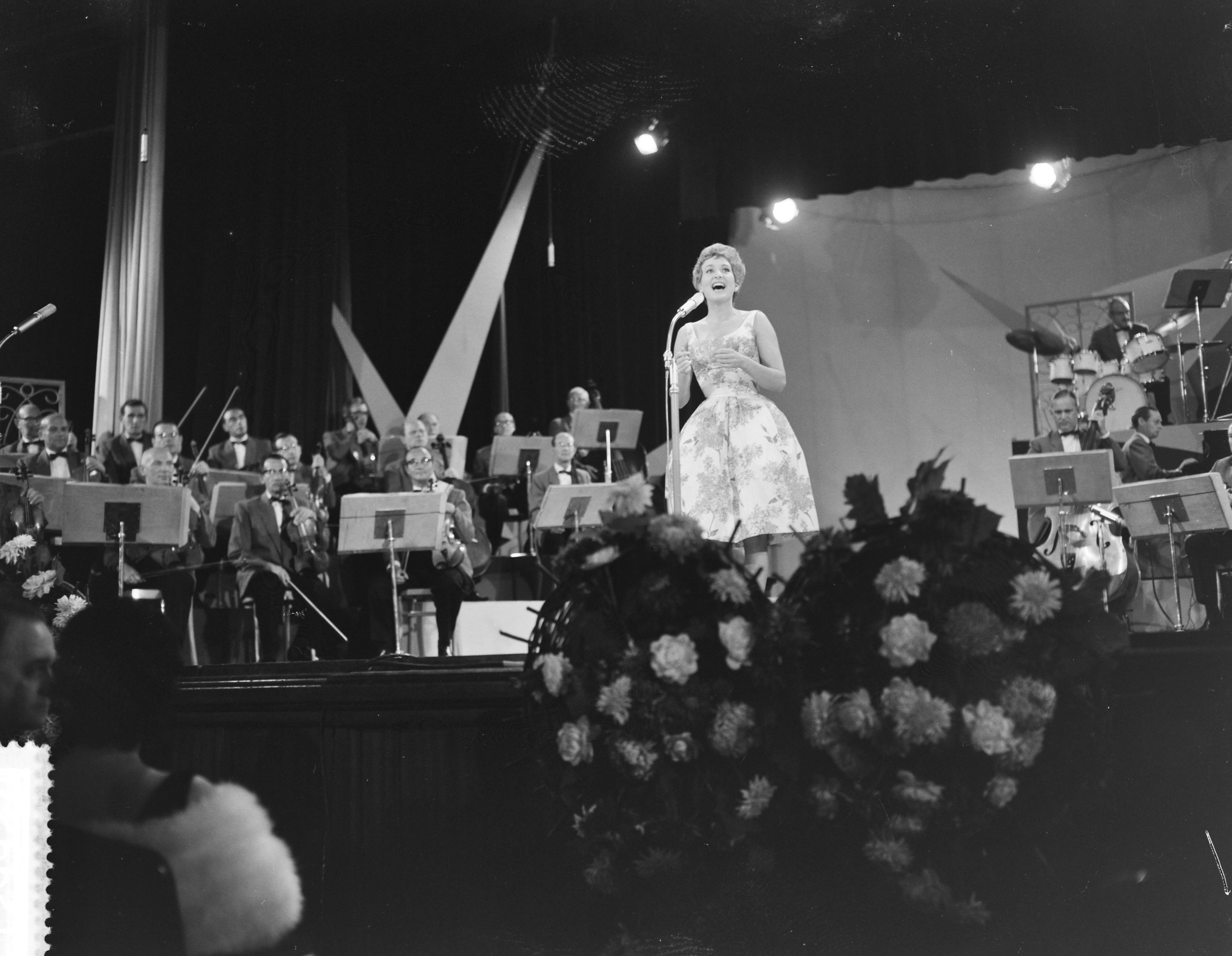 Grand Gala Du Disque in het Kurhaus te Scheveningen — Grand Gala Du Disque in Kurhaus. Siw Malmkwist (Zweden) — Foto: Bilsen, Joop van / Anefo. Licentie: Set B: Rechtenvrij / Publiek Domein. Bron: Nationaal Archief. http://hdl.handle.net/10648/a9e47d3c-d0b4-102d-bcf8-003048976d84