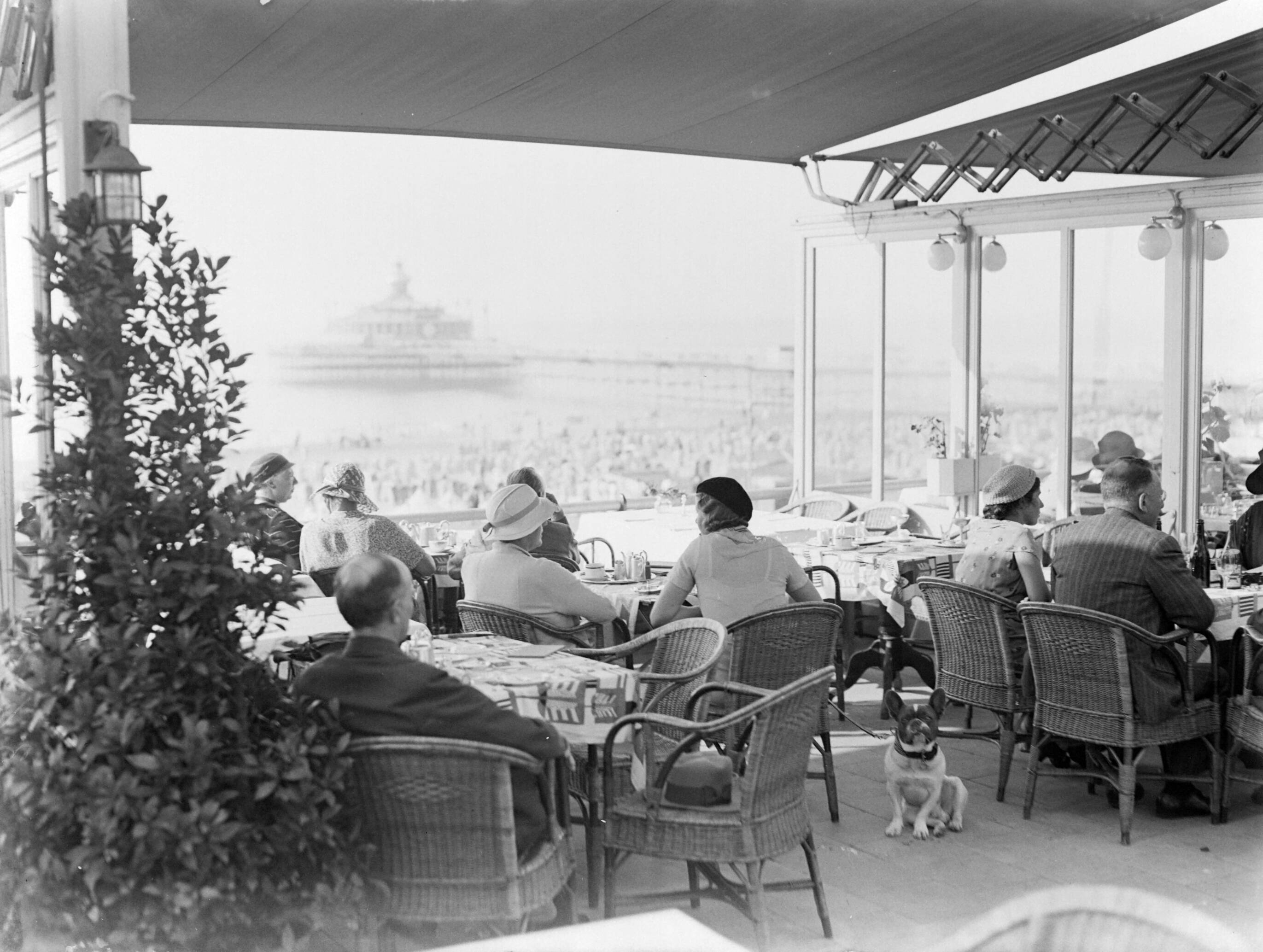 Scheveningen. — Een terras aan de boulevard in Scheveningen — Foto: Poll, Willem van de. Licentie: Set B: Rechtenvrij / Publiek Domein. Bron: Nationaal Archief. http://hdl.handle.net/10648/ae9ad646-d0b4-102d-bcf8-003048976d84