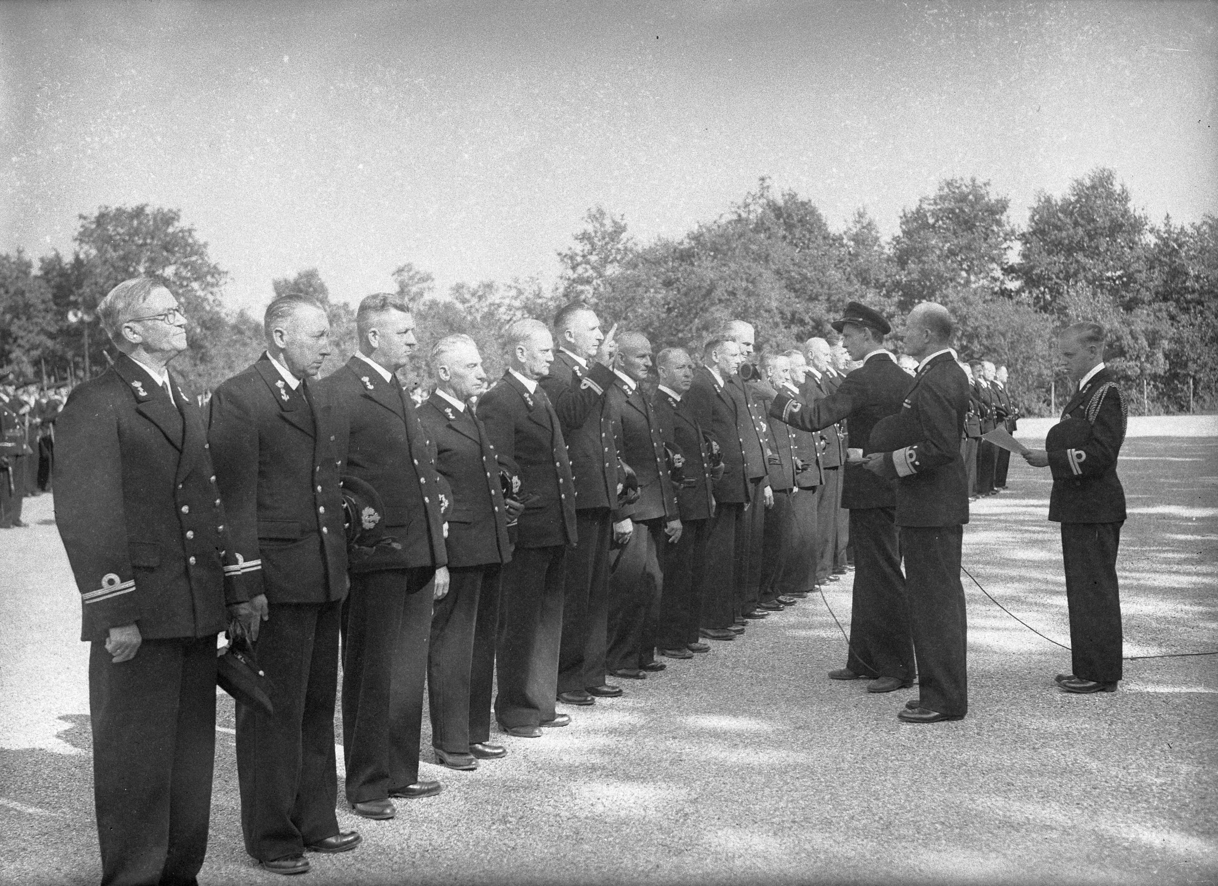 Fotocollectie Anefo — Beëdiging van 29 marine-officieren op het Marine Opleidingskamp te Hilversum. De Commandant der Marine Schout-bij-nacht J.J.L. Willinge neemt de eed af — Foto: Sagers, Harry / Anefo. Licentie: Set B: Rechtenvrij / Publiek Domein. Bron: Nationaal Archief. http://hdl.handle.net/10648/a8ac9a30-d0b4-102d-bcf8-003048976d84