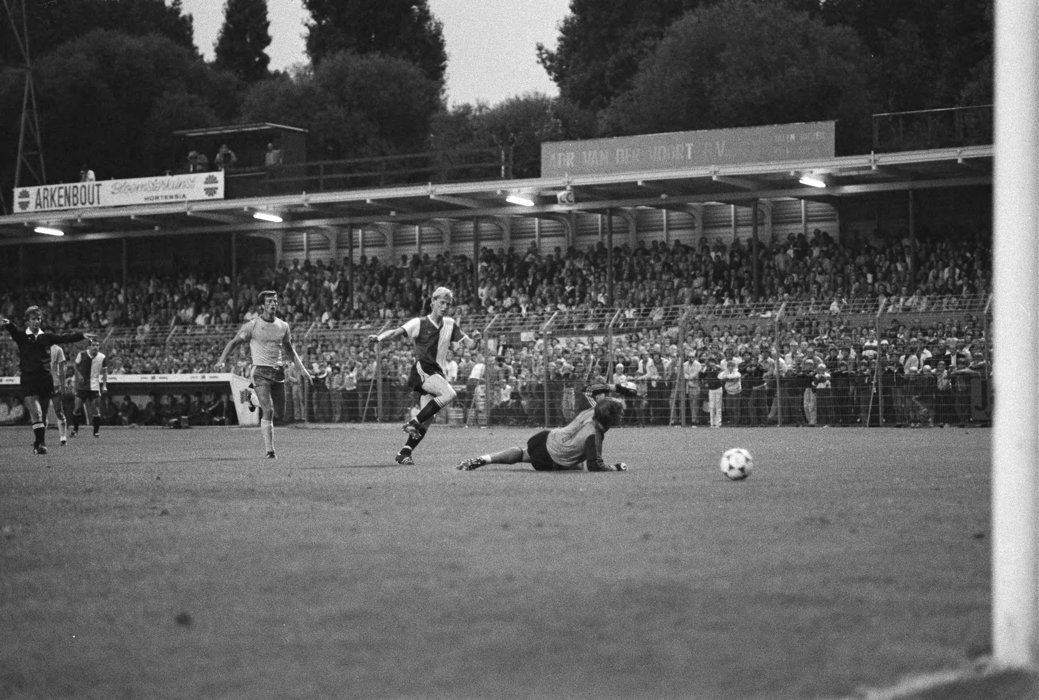 Fotocollectie Anefo — FC Den Haag - Feijenoord 2-2; Petur Petursson passeert doelman Hans Galjé en scoort het eerste doelpunt — Foto: Suyk, Koen / Anefo. Licentie: Set B: Rechtenvrij / Publiek Domein. Bron: Nationaal Archief. http://hdl.handle.net/10648/acd08a7c-d0b4-102d-bcf8-003048976d84
