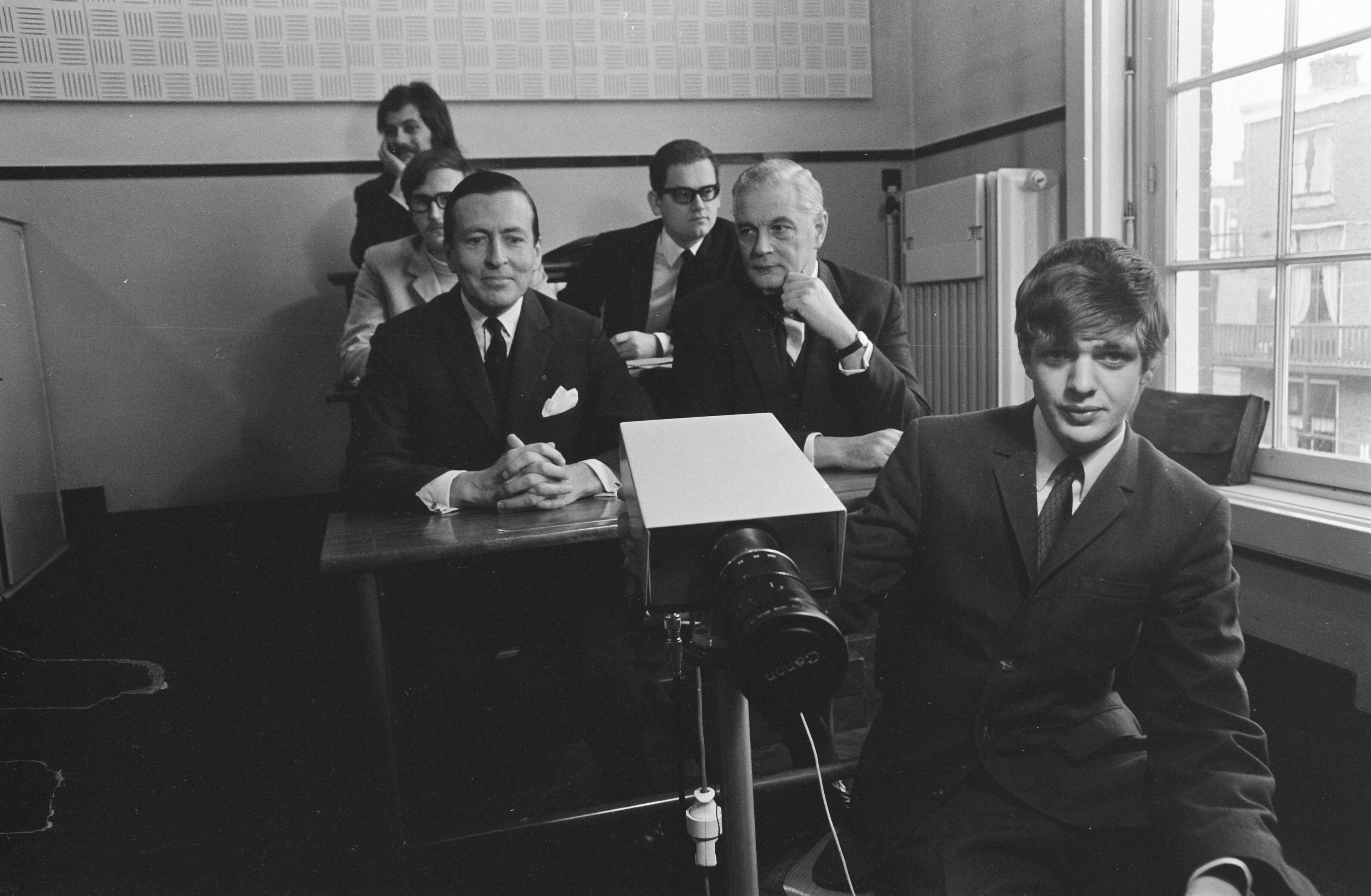Fotocollectie Anefo — Prins Claus bezoekt School voor Journalistiek te Utrecht — Foto: Kroon, Ron / Anefo. Licentie: Set B: Rechtenvrij / Publiek Domein. Bron: Nationaal Archief. http://hdl.handle.net/10648/ab5463a8-d0b4-102d-bcf8-003048976d84