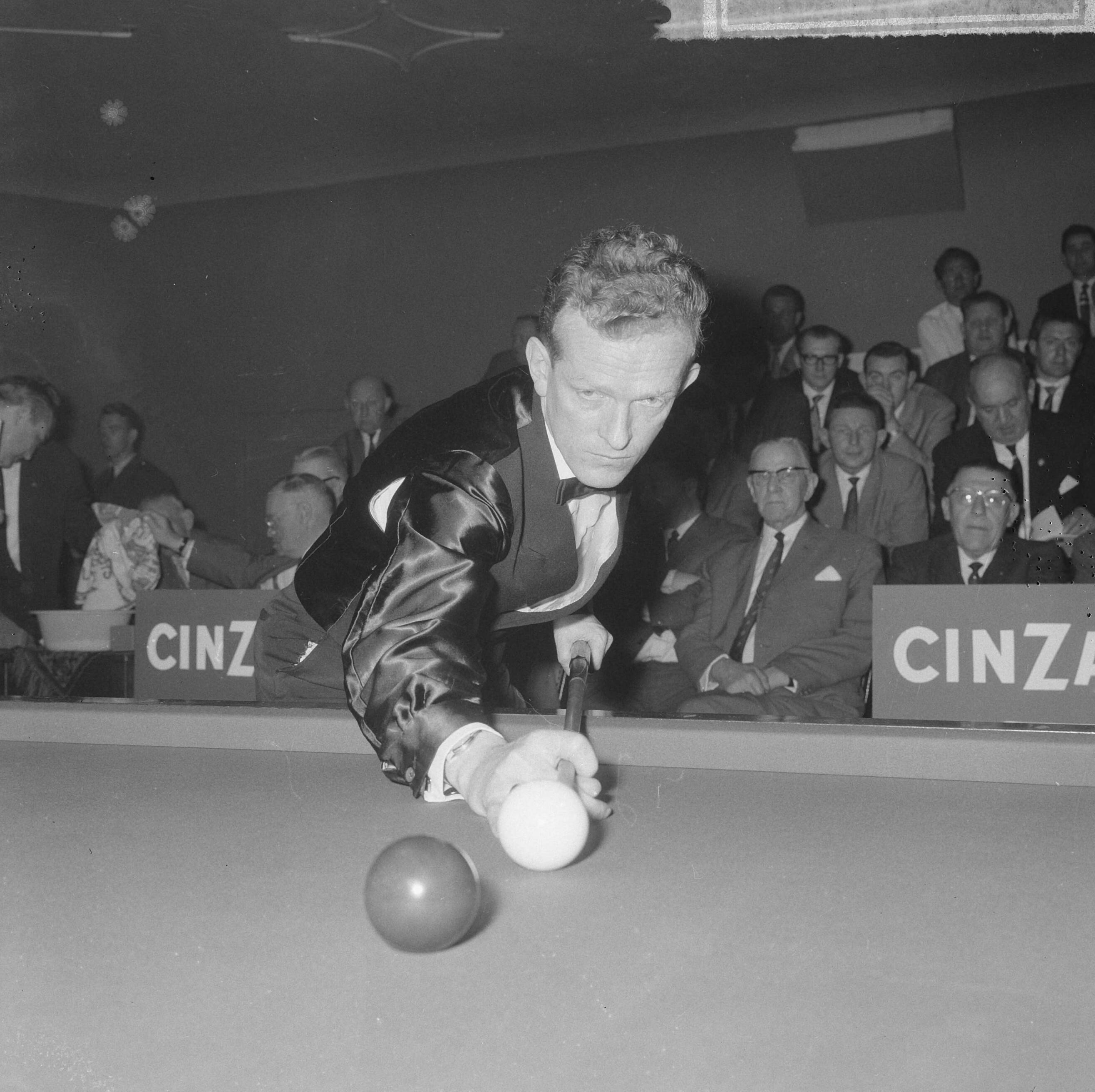 Fotocollectie Anefo — Wereldkampioenschappen driebanden te Hilversum, Hennie de Ruyter aan stoot — Foto: Nijs, Jac. de / Anefo. Licentie: Set B: Rechtenvrij / Publiek Domein. Bron: Nationaal Archief. http://hdl.handle.net/10648/aaa72e18-d0b4-102d-bcf8-003048976d84