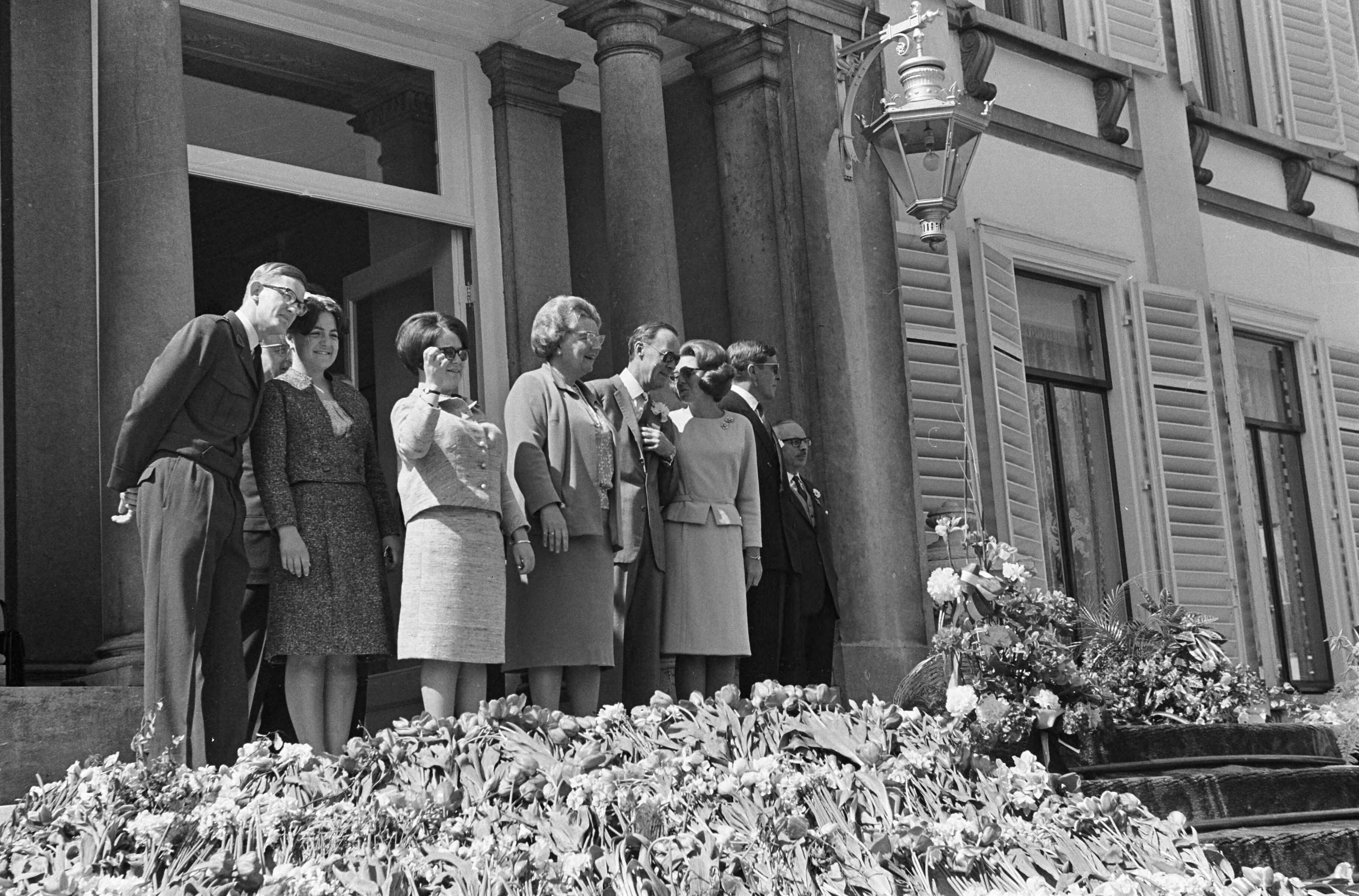 Fotocollectie Anefo — Koninginnedag, defilee op Soestdijk, Koningin Juliana zwaait — Foto: Kroon, Ron / Anefo. Licentie: Set B: Rechtenvrij / Publiek Domein. Bron: Nationaal Archief. http://hdl.handle.net/10648/aae7ea84-d0b4-102d-bcf8-003048976d84