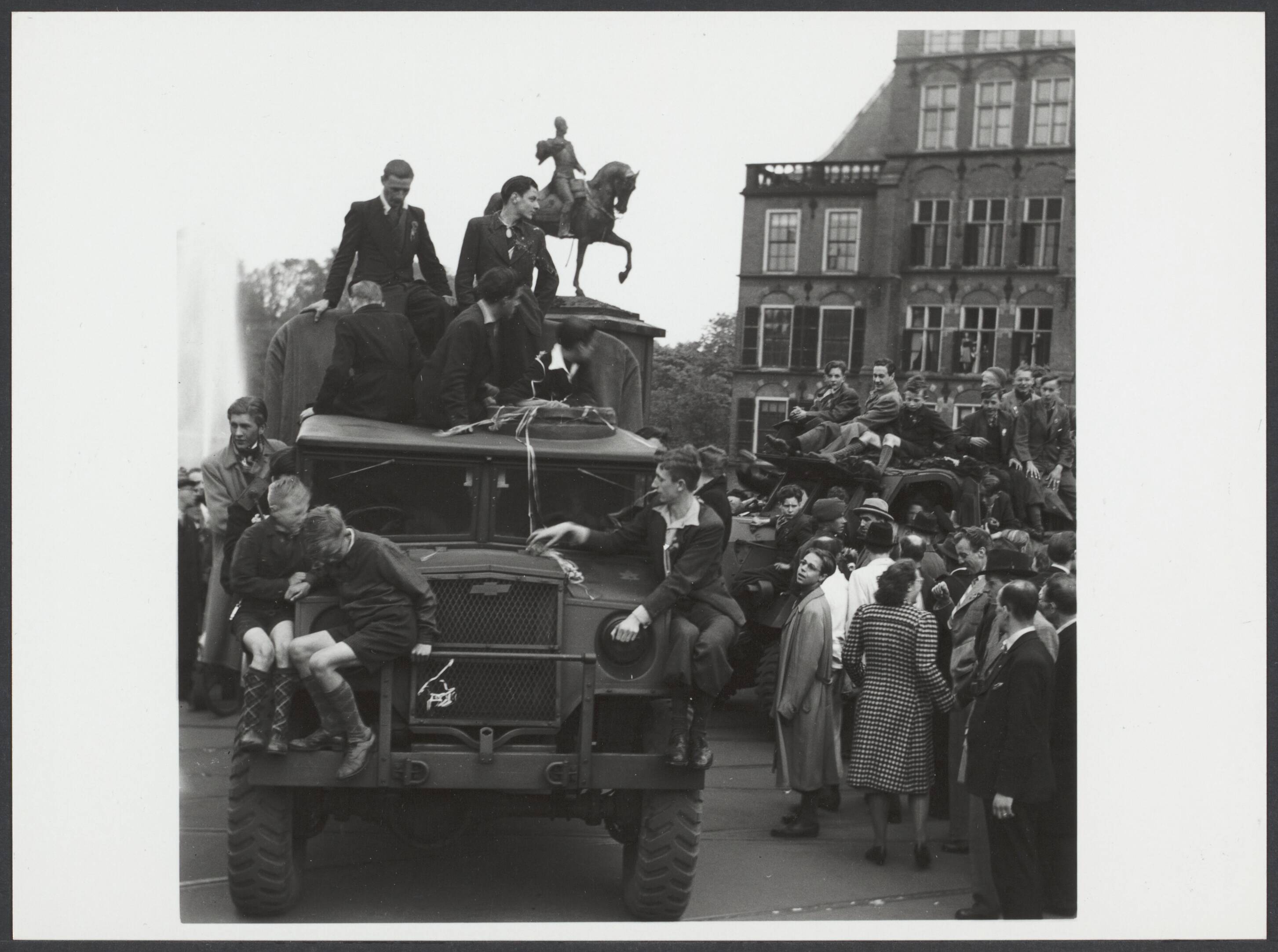Bevrijding 's Gravenhage (Den Haag) — De geallieerde troepen bereiken onder massale belangstelling bij de bevrijding het Buitenhof in Den Haag — Foto: Onbekend / Publiek Domein of Rechtenvrij. Licentie: Set B: Rechtenvrij / Publiek Domein. Bron: Nationaal Archief. http://hdl.handle.net/10648/9c32533b-1a67-23f5-f6e4-b9fc693ffe77
