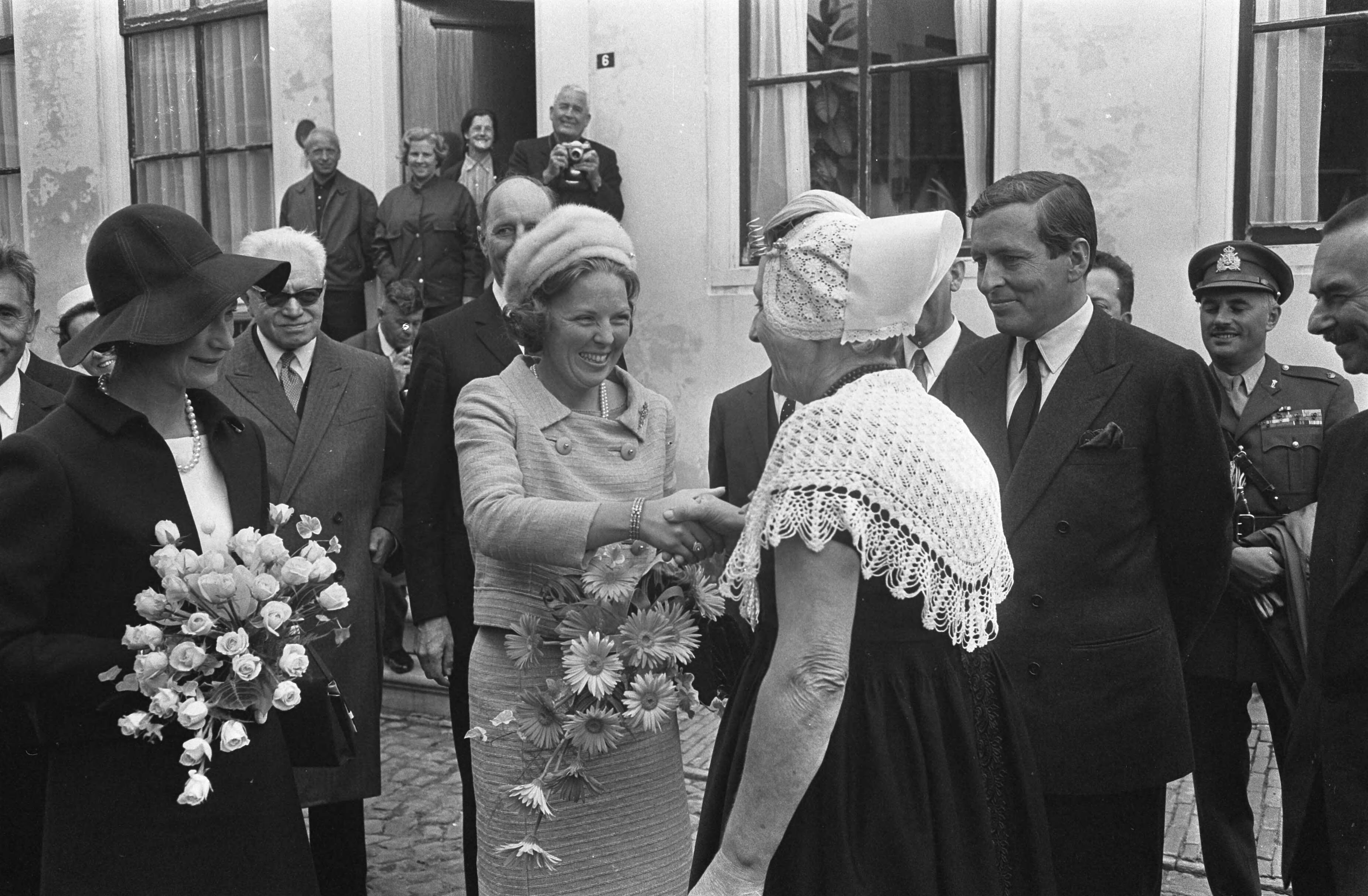 Fotocollectie Anefo — Koninklijk bezoek naar Zeeland. In Veere kregen de hoge gasten bloemen aangeboden door Zeeuwse in klederdracht — Foto: Koch, Eric / Anefo. Licentie: Set B: Rechtenvrij / Publiek Domein. Bron: Nationaal Archief. http://hdl.handle.net/10648/ab272d3e-d0b4-102d-bcf8-003048976d84