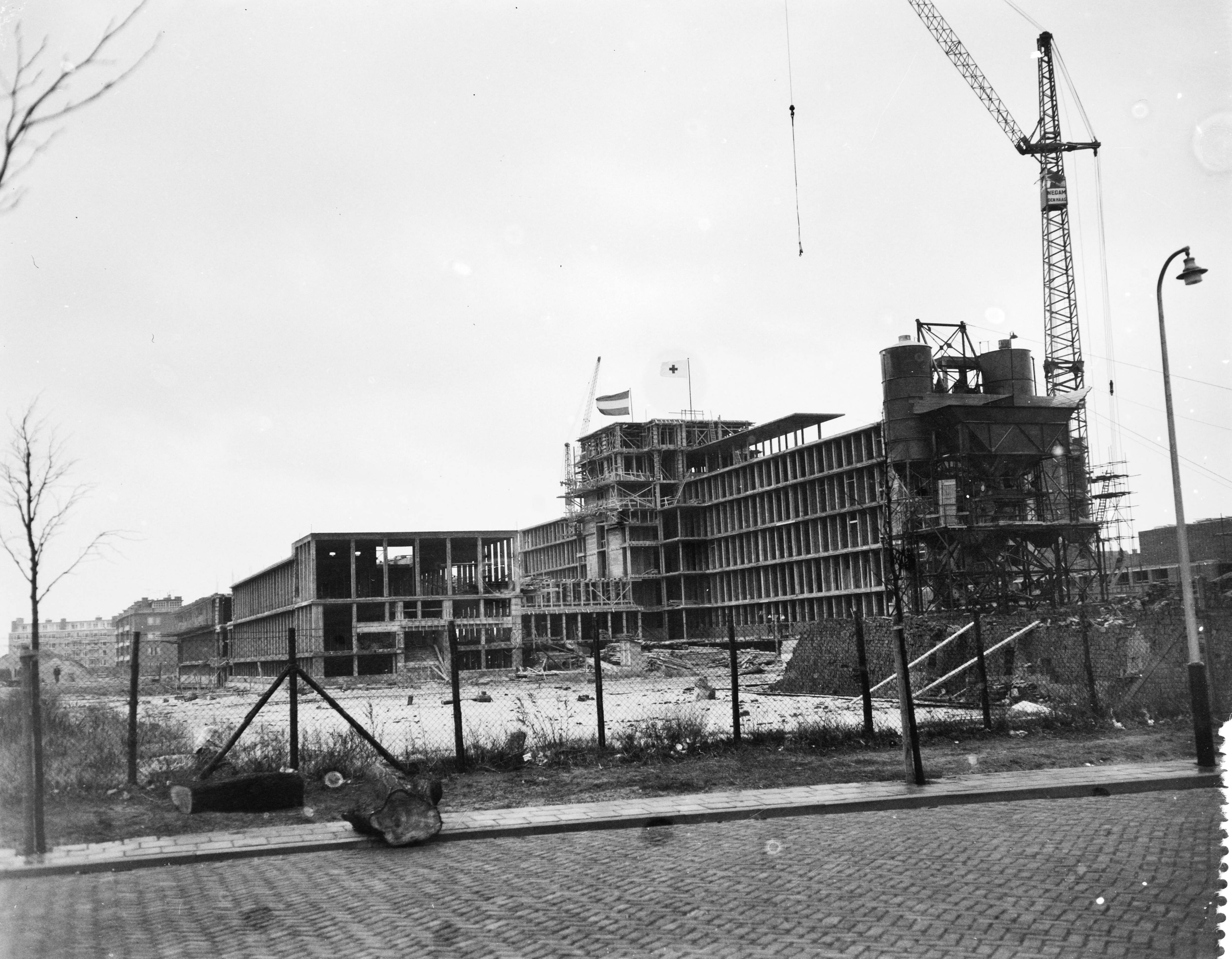 Fotocollectie Anefo — Hijsen van de vlag op het Rode Kruisziekenhuis in Den Haag — Foto: Rossem, Wim van / Anefo. Licentie: Set B: Rechtenvrij / Publiek Domein. Bron: Nationaal Archief. http://hdl.handle.net/10648/a9728fd8-d0b4-102d-bcf8-003048976d84