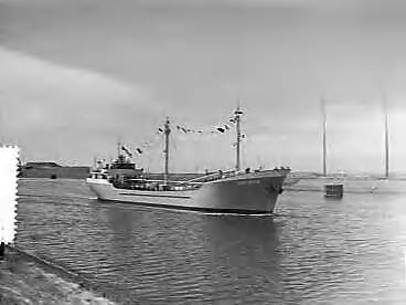 Fotocollectie Anefo — Proefvaart en overdracht van de "Spolando" bij de Zaanlandse Scheepsbouw Maatschappij te Zaandam — Foto: Rossem, Wim van / Anefo. Licentie: Set B: Rechtenvrij / Publiek Domein. Bron: Nationaal Archief. http://hdl.handle.net/10648/a980cfb2-d0b4-102d-bcf8-003048976d84