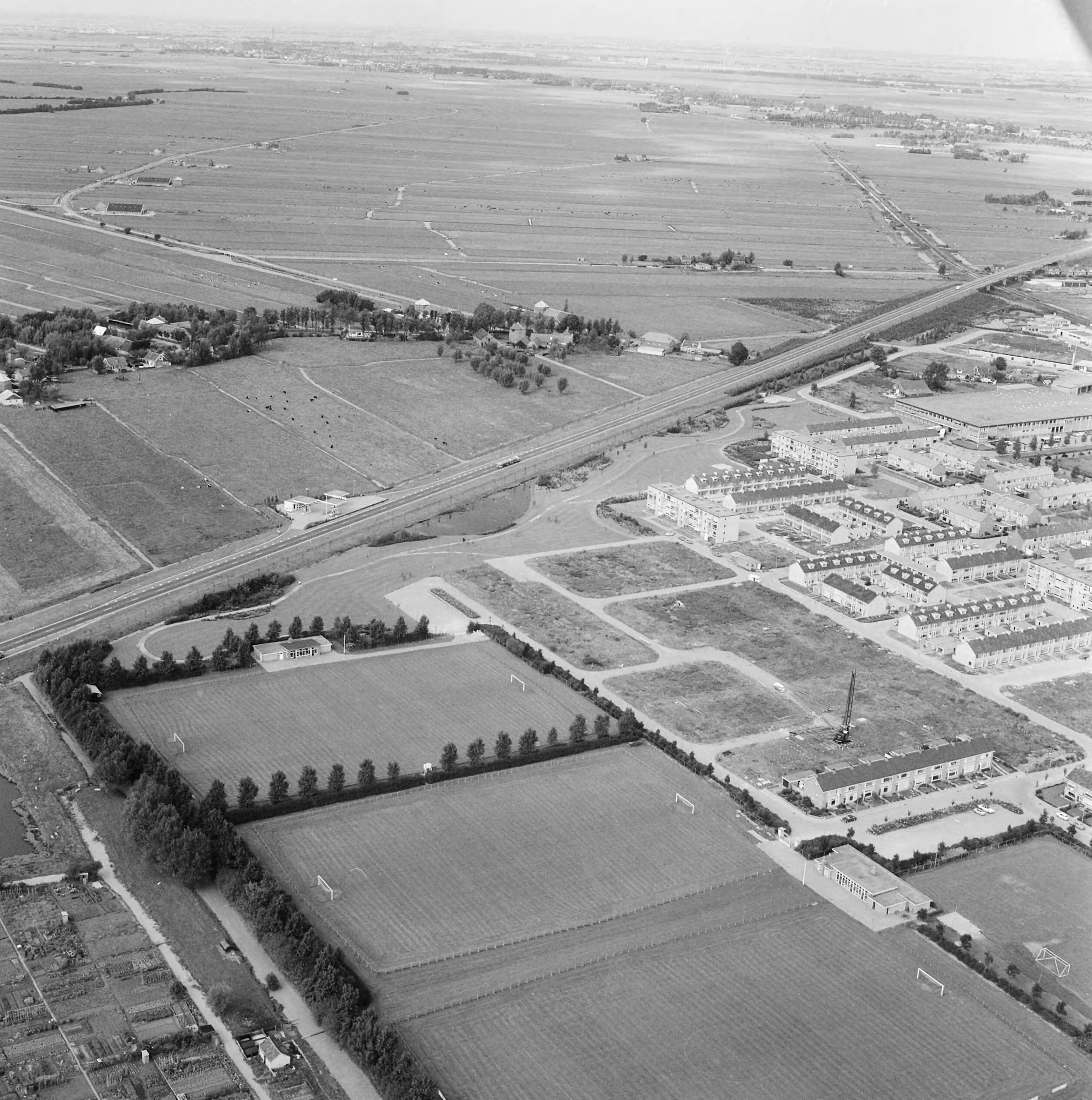 Fotocollectie Nederlandse Heidemaatschappij — Luchtopname. Uitbreidingsplan sportpark Bodegraven — Foto: Fotograaf Onbekend / Heidemij. Licentie: Set B: Rechtenvrij / Publiek Domein. Bron: Nationaal Archief. http://hdl.handle.net/10648/ae4fe762-d0b4-102d-bcf8-003048976d84