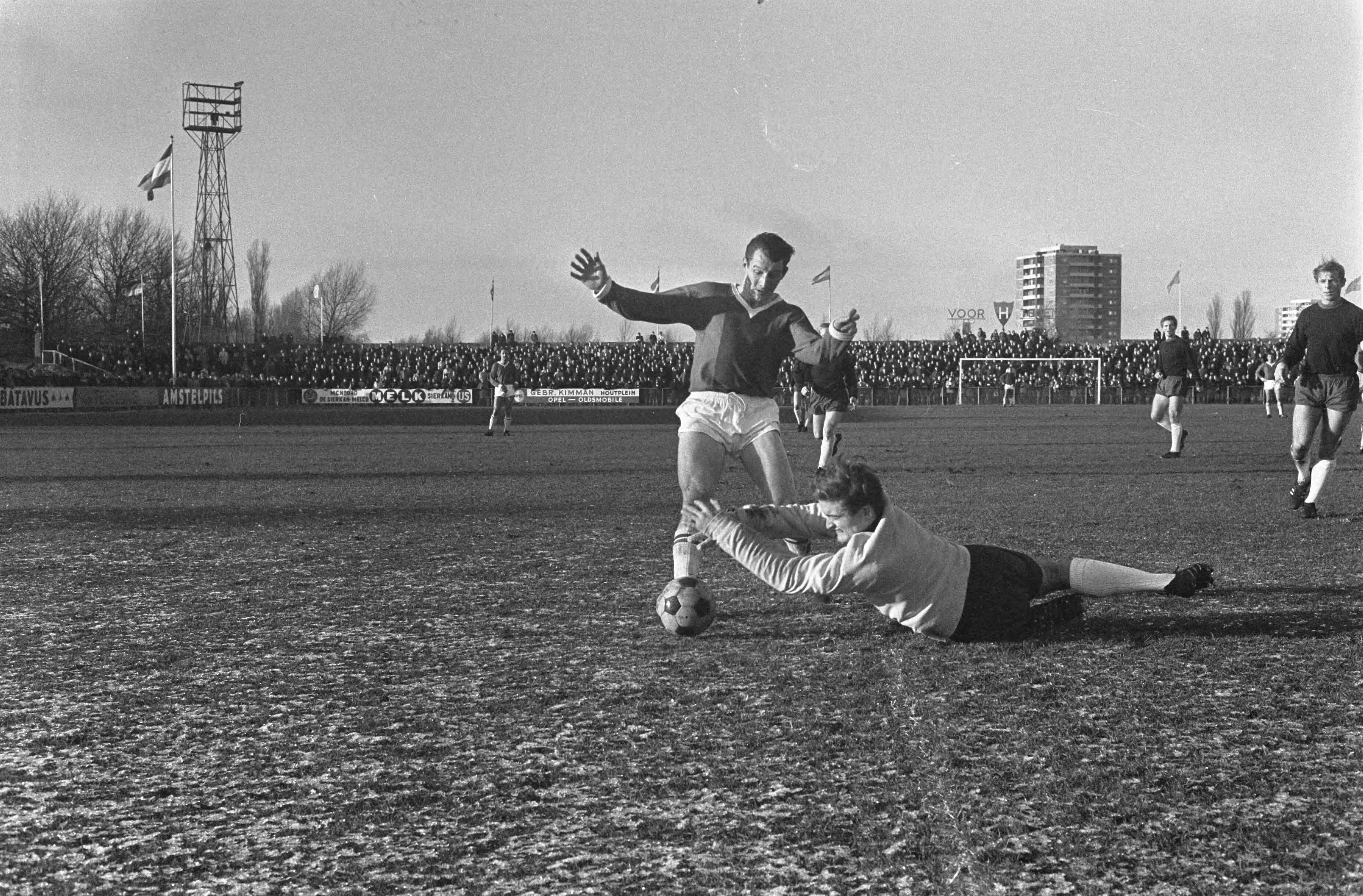 Fotocollectie Anefo — Voetbal Haarlem tegen ADO 2-1, vriendschappelijk, keeper Boomgaard (Haarlem) in duel met Harry Heijnen — Foto: Koch, Eric / Anefo. Licentie: Set B: Rechtenvrij / Publiek Domein. Bron: Nationaal Archief. http://hdl.handle.net/10648/ab2f8178-d0b4-102d-bcf8-003048976d84