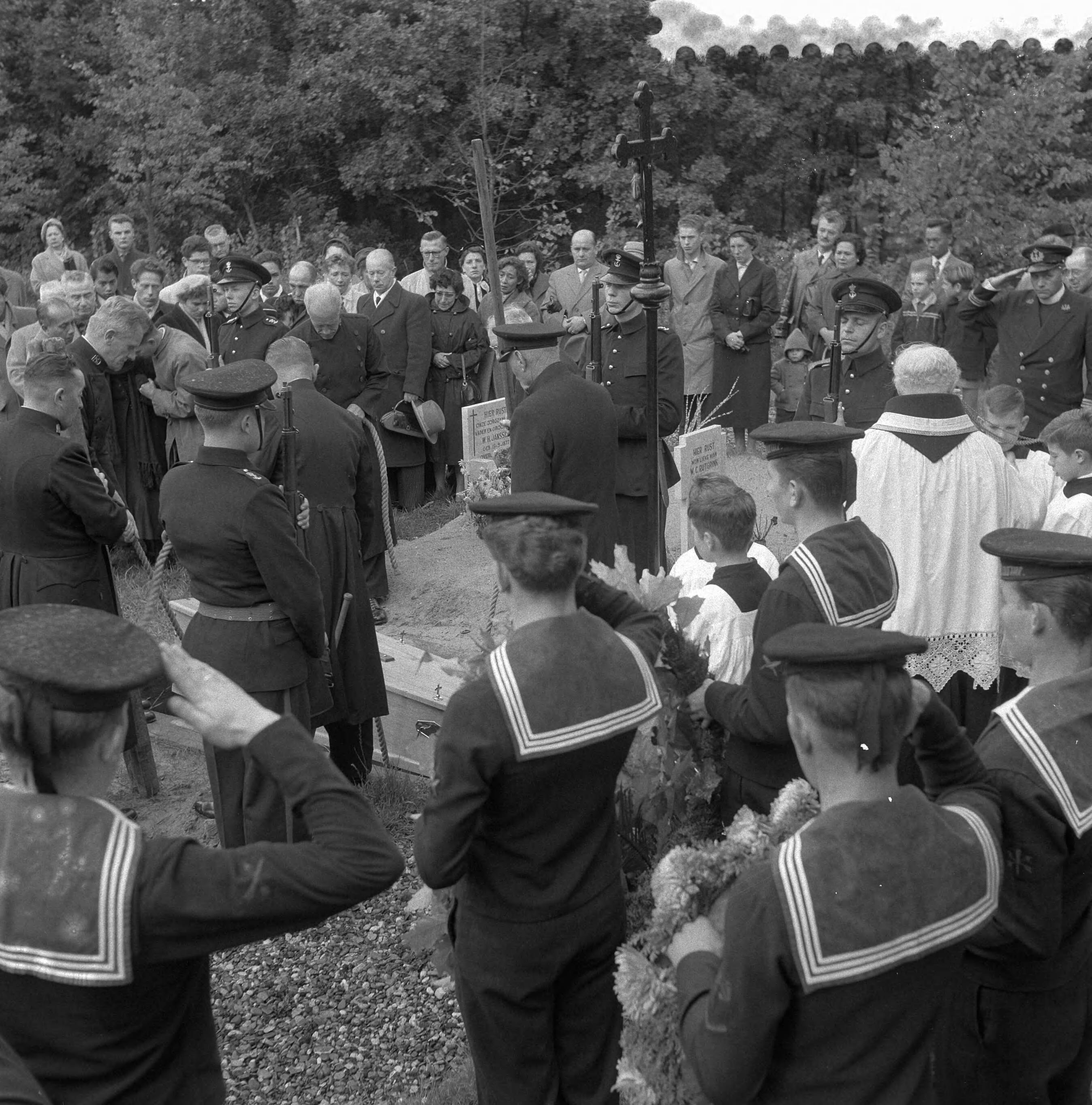 Fotocollectie Anefo — Marvobegrafenis J. O. S. van der Hoeven te Rijswijk — Foto: Rossem, Wim van / Anefo. Licentie: Set B: Rechtenvrij / Publiek Domein. Bron: Nationaal Archief. http://hdl.handle.net/10648/a96b57ae-d0b4-102d-bcf8-003048976d84