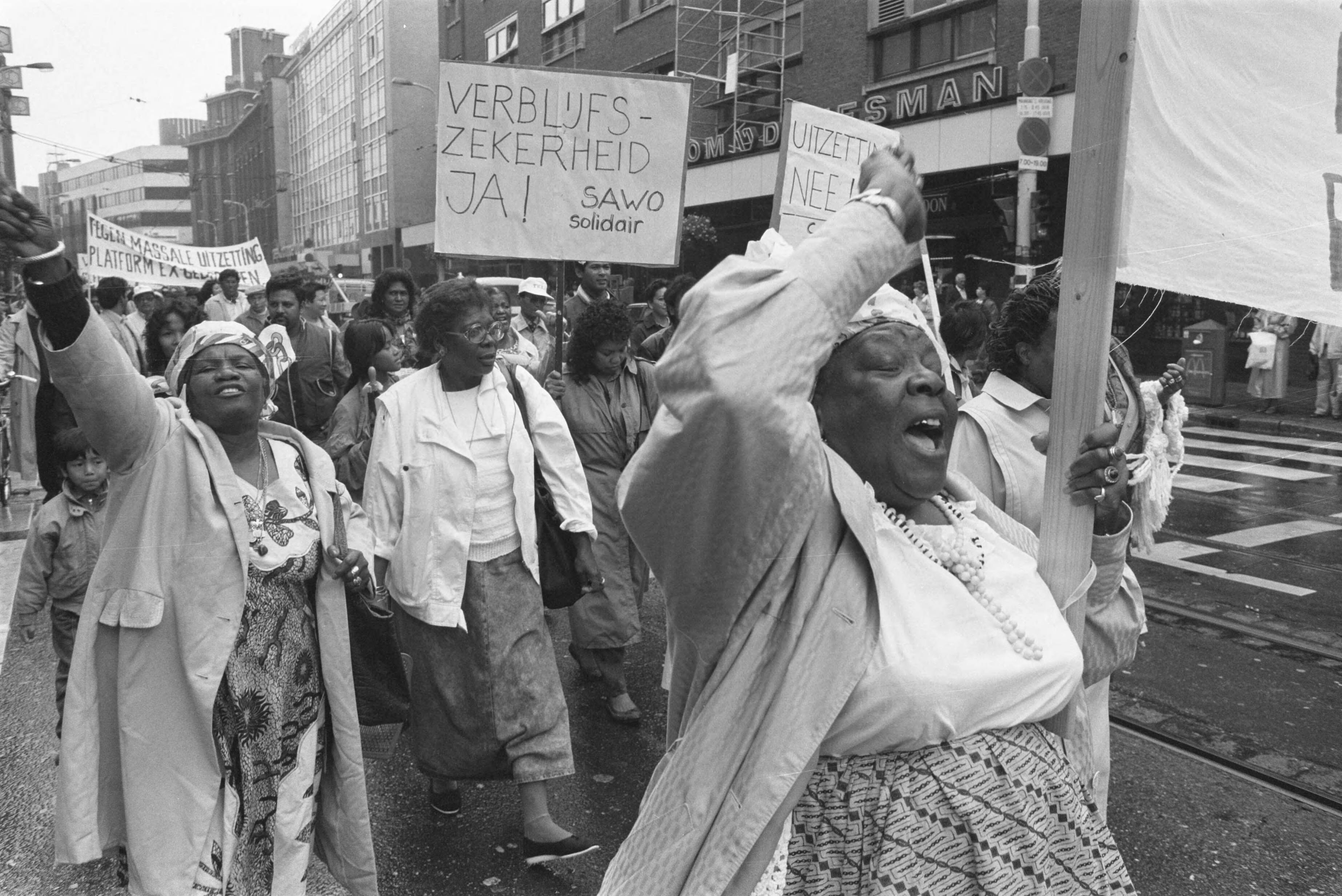 Fotocollectie Anefo — Ex-gedaagde Surinamers protesteren in Den Haag tegen uitwijzing / negatiefsrook — Foto: Croes, Rob C. / Anefo. Licentie: Set B: Rechtenvrij / Publiek Domein. Bron: Nationaal Archief. http://hdl.handle.net/10648/ad6c7e6e-d0b4-102d-bcf8-003048976d84