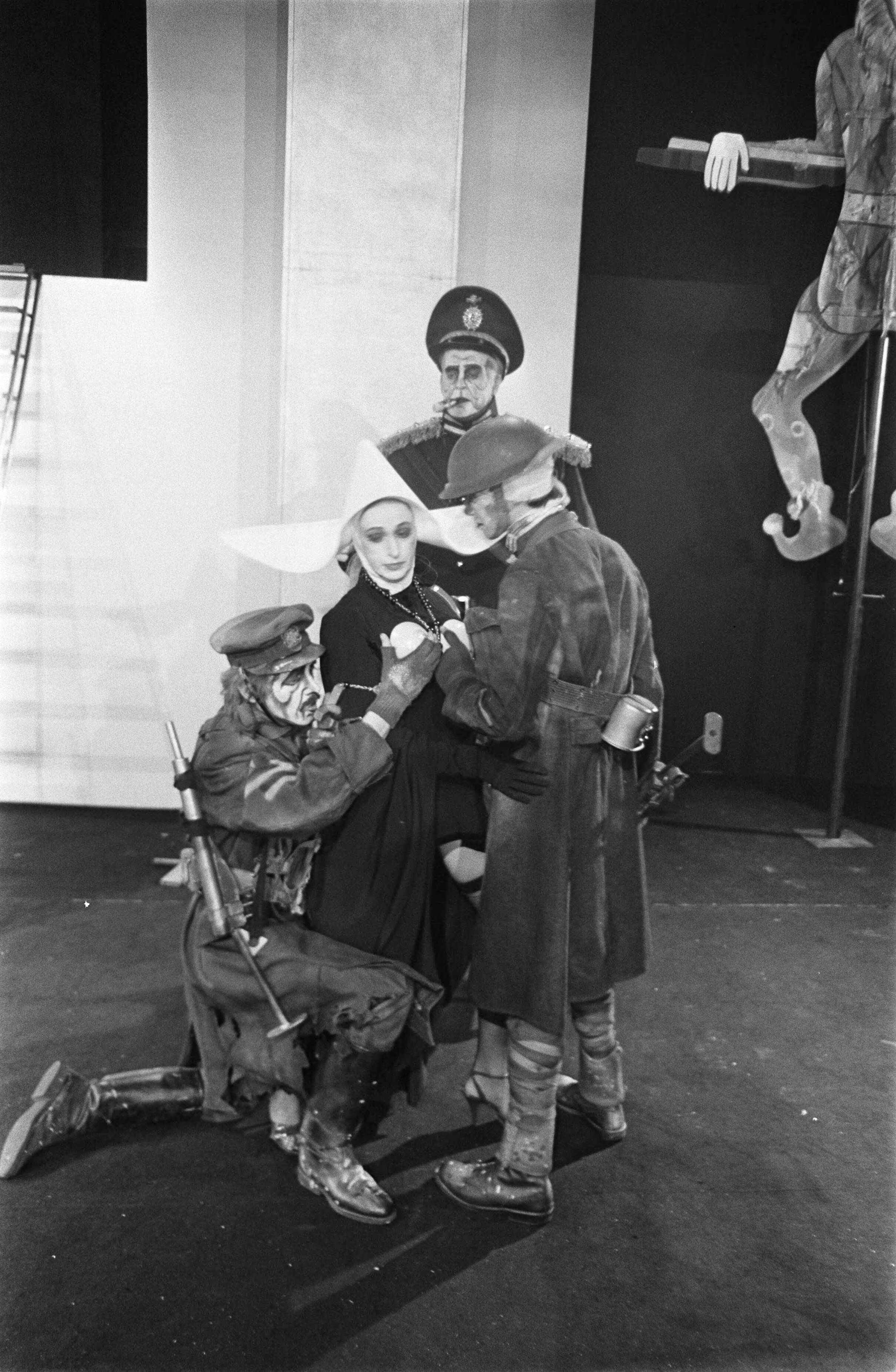 Fotocollectie Anefo — Haagse Comedie opent nieuw theater "Hot" in Den Haag . Nummers 9.10 Foyer — Foto: Evers, Joost / Anefo. Licentie: Set B: Rechtenvrij / Publiek Domein. Bron: Nationaal Archief. http://hdl.handle.net/10648/ab7f4db6-d0b4-102d-bcf8-003048976d84