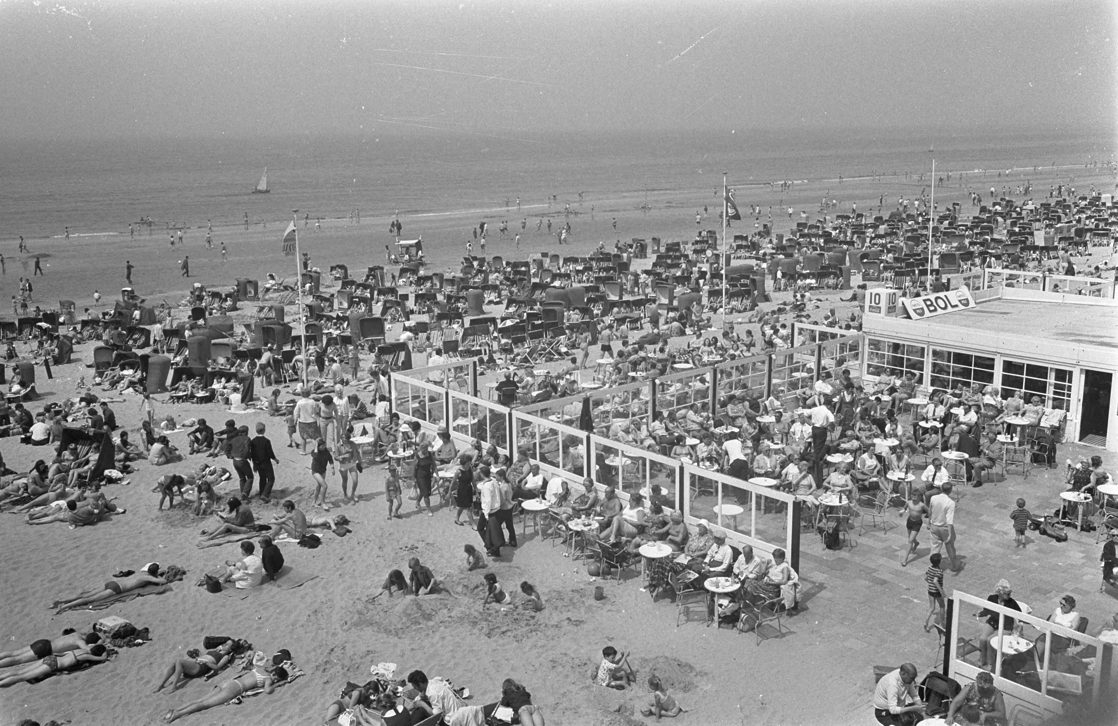 Fotocollectie Anefo — Pinksteren. Drukte op — Foto: Koch, Eric / Anefo. Licentie: Set B: Rechtenvrij / Publiek Domein. Bron: Nationaal Archief. http://hdl.handle.net/10648/ab4310e4-d0b4-102d-bcf8-003048976d84