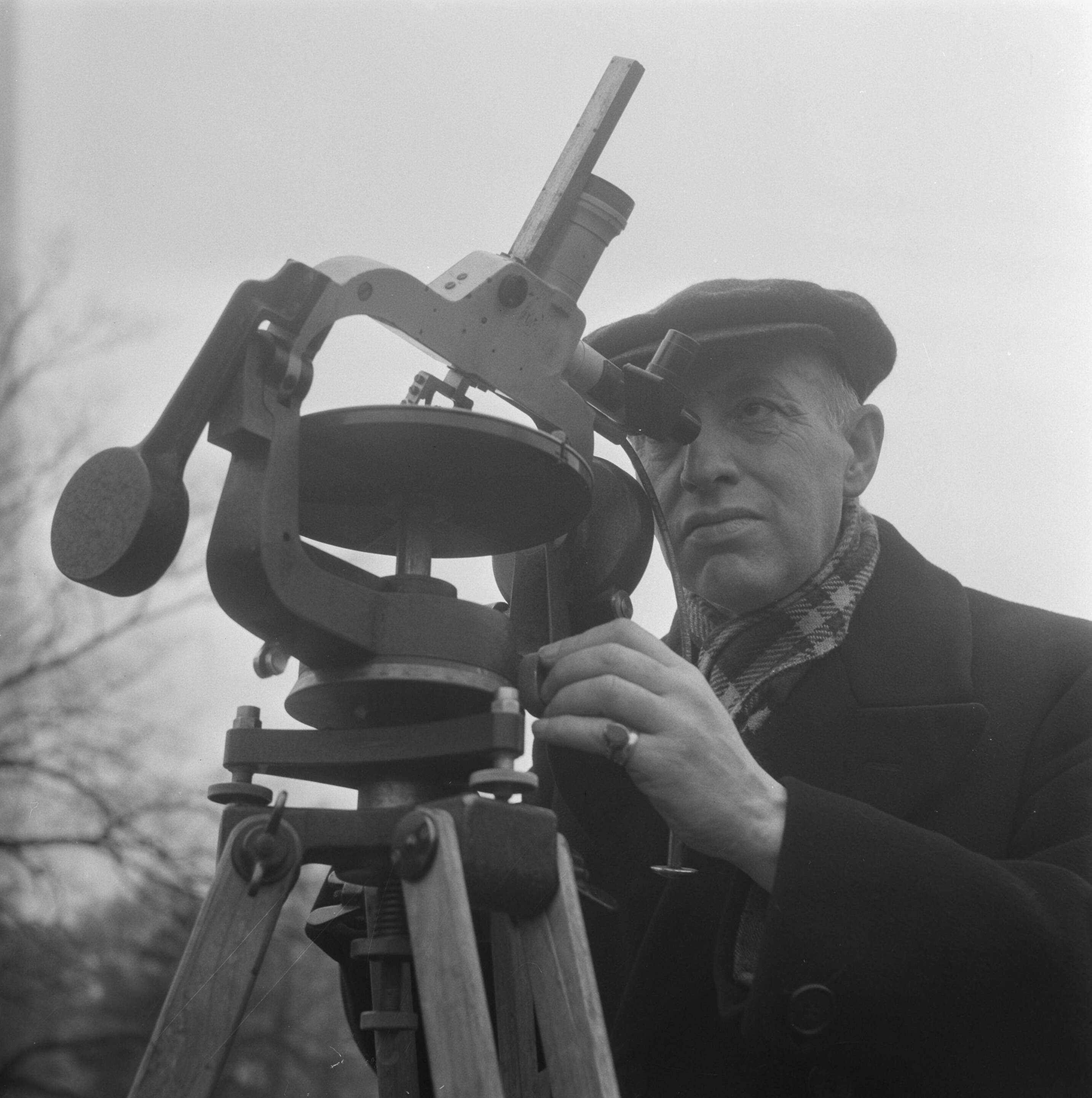 Fotocollectie Anefo — Meteorologisch Instituut te Den Bilt — Foto: Breijer, Charles / Anefo. Licentie: Set B: Rechtenvrij / Publiek Domein. Bron: Nationaal Archief. http://hdl.handle.net/10648/a89b1d28-d0b4-102d-bcf8-003048976d84