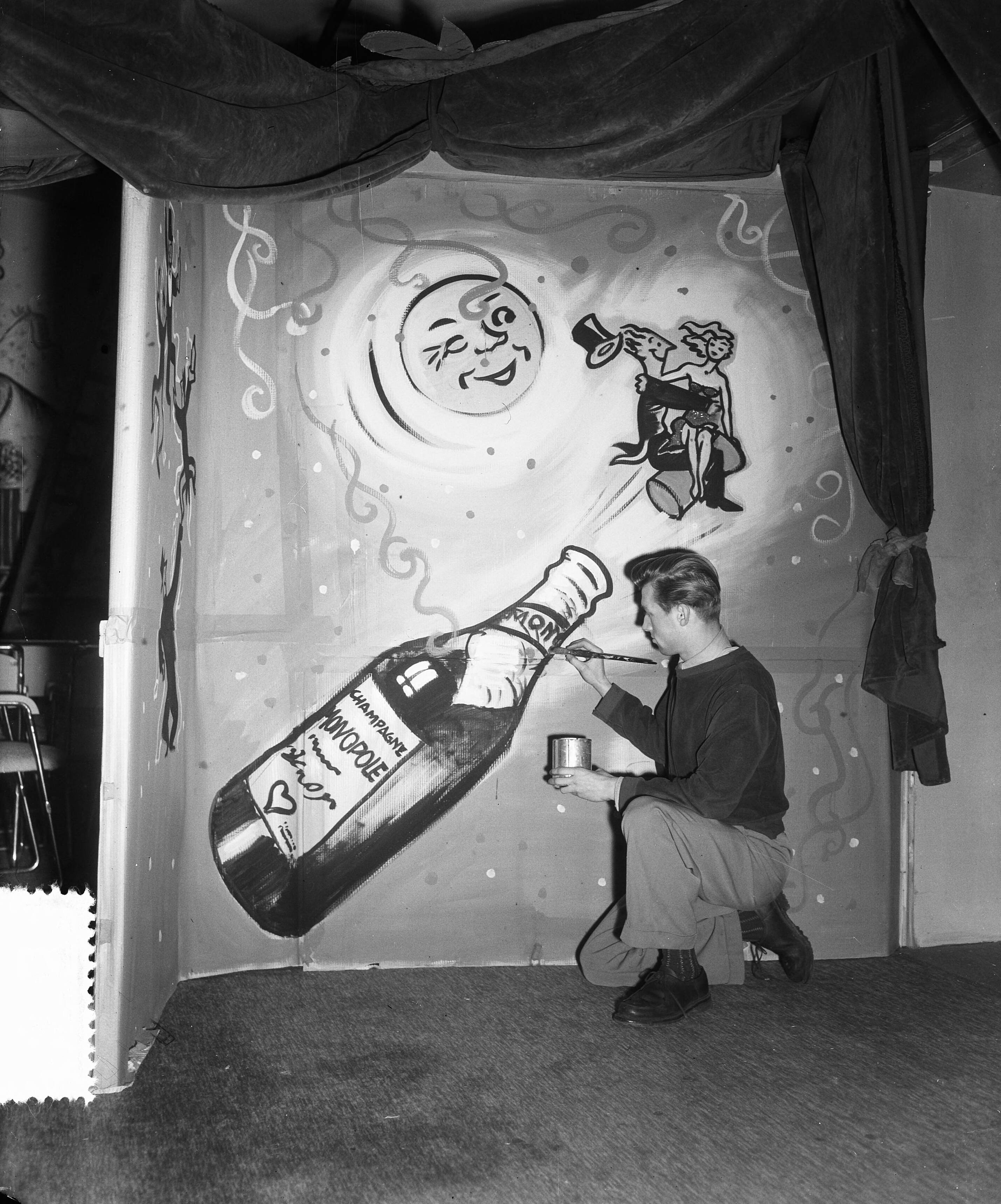 Fotocollectie Anefo — Carnaval. Kunstenaars maken decorschilderingen in Hotel Hamdorff te Laren (N.H.) — Foto: Duinen, H. van / Anefo. Licentie: Set B: Rechtenvrij / Publiek Domein. Bron: Nationaal Archief. http://hdl.handle.net/10648/a8f5c502-d0b4-102d-bcf8-003048976d84