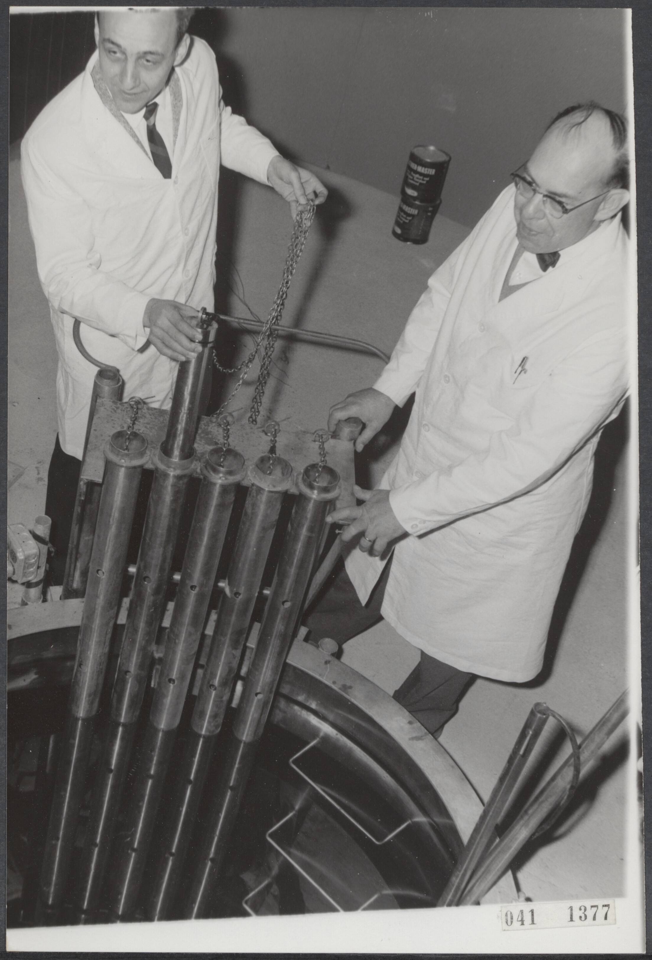 Fotocollectie Elsevier Binnenland — Tentoonstelling "Werken met Atomen" over atoomgebruik in vreedzame toepassing, links van de hoofdingang van het Juliana paviljoen van de Jaarbeurs te Utrecht. De 2500 curie cobalt 60 gamma stralingsapparatuur — Foto: Nijs, Jac. de / Anefo. Licentie: Set B: Rechtenvrij / Publiek Domein. Bron: Nationaal Archief. http://hdl.handle.net/10648/adf752be-d0b4-102d-bcf8-003048976d84