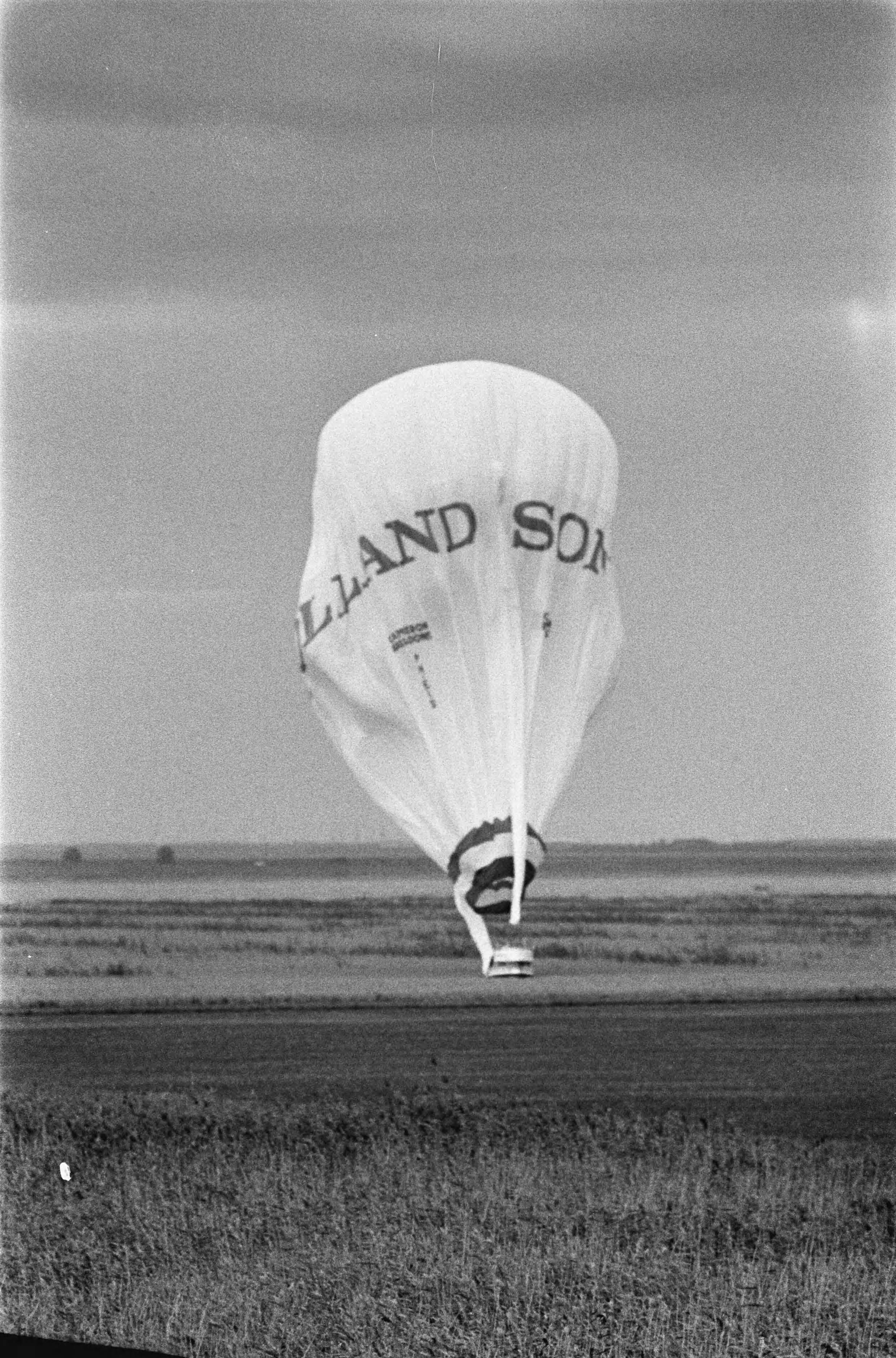 Fotocollectie Anefo — Landing ballon "Dutch Viking" na succesvolle vlucht over Atlantische Oceaan in polder bij Almere; landing ballon — Foto: Croes, Rob C. / Anefo. Licentie: Set B: Rechtenvrij / Publiek Domein. Bron: Nationaal Archief. http://hdl.handle.net/10648/ad56d3a2-d0b4-102d-bcf8-003048976d84