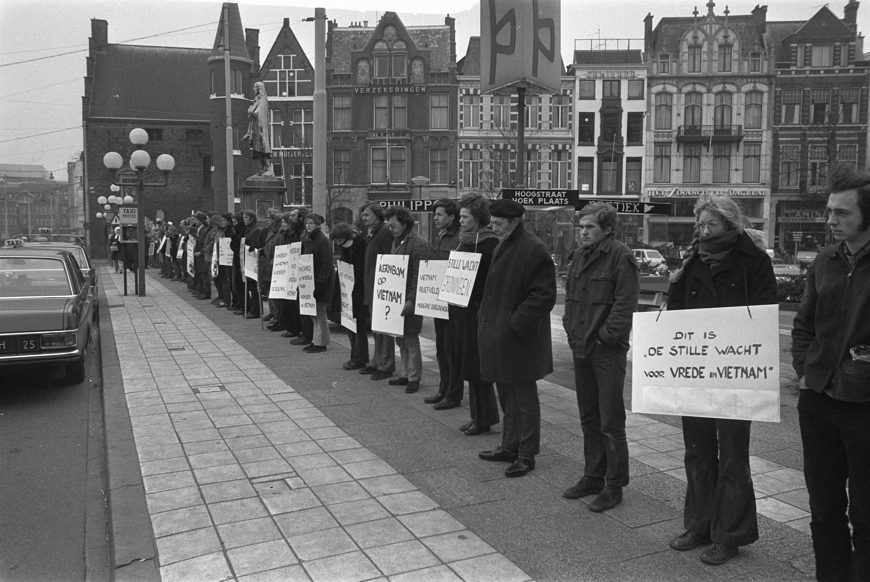 Fotocollectie Anefo — Vietnamdemonstratie in Den Haag — Foto: Verhoeff, Bert / Anefo. Licentie: Set B: Rechtenvrij / Publiek Domein. Bron: Nationaal Archief. http://hdl.handle.net/10648/ac22c5f4-d0b4-102d-bcf8-003048976d84