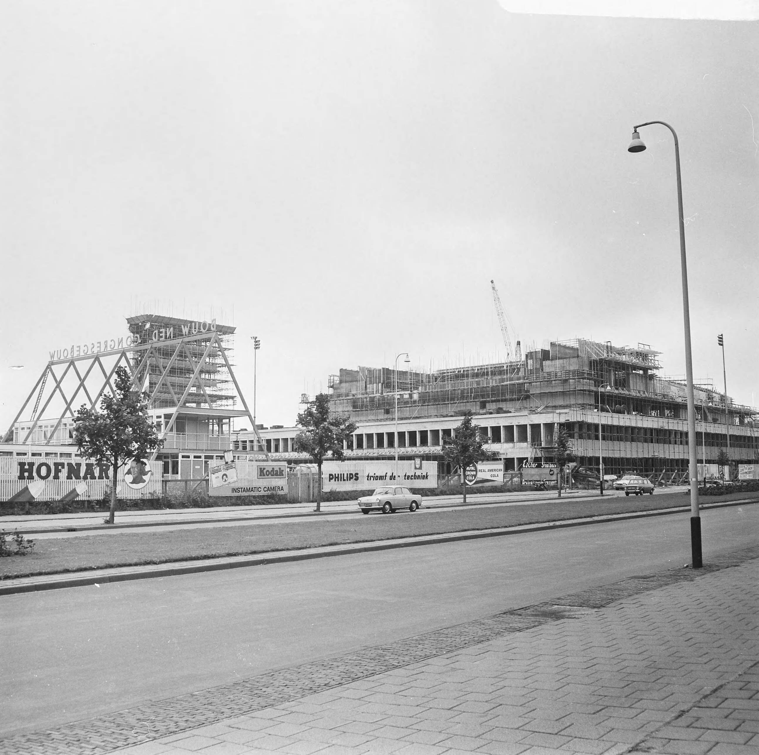 Fotocollectie Anefo — Bouw Nederlands Congrescentrum te Den Haag — Foto: Voets, Jan / Anefo. Licentie: Set B: Rechtenvrij / Publiek Domein. Bron: Nationaal Archief. http://hdl.handle.net/10648/aaf0b97a-d0b4-102d-bcf8-003048976d84