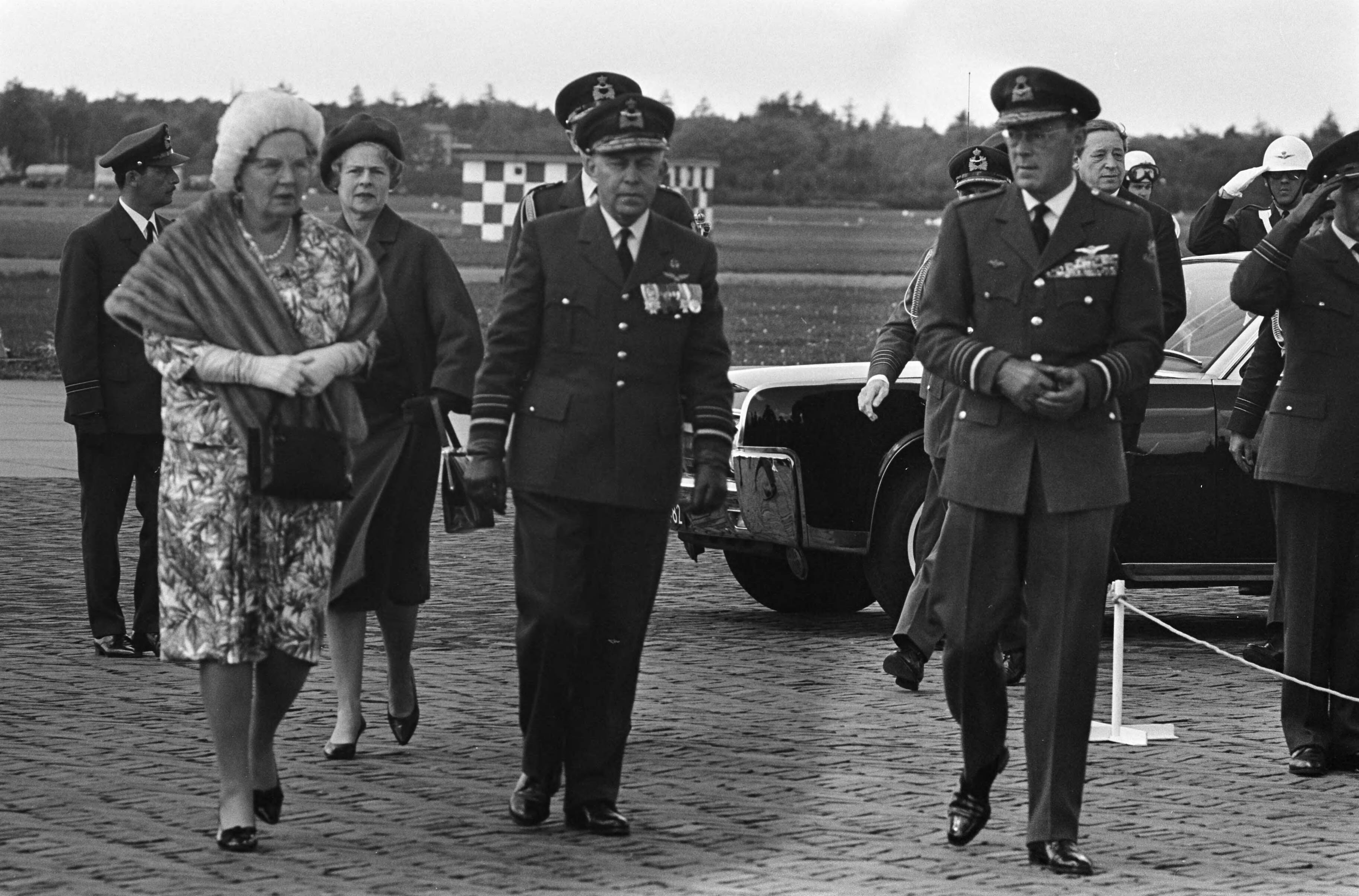 Fotocollectie Anefo — Koningin Juliana geeft vaandel aan de Koninklijke Luchtmacht, aankomst van koningin Juliana en prins Bernhard, in het midden de bevelhebber der luchtstrijdkrachten, luitenant-generaal A.B.Wolff — Foto: Koch, Eric / Anefo. Licentie: Set B: Rechtenvrij / Publiek Domein. Bron: Nationaal Archief. http://hdl.handle.net/10648/aaa9576a-d0b4-102d-bcf8-003048976d84