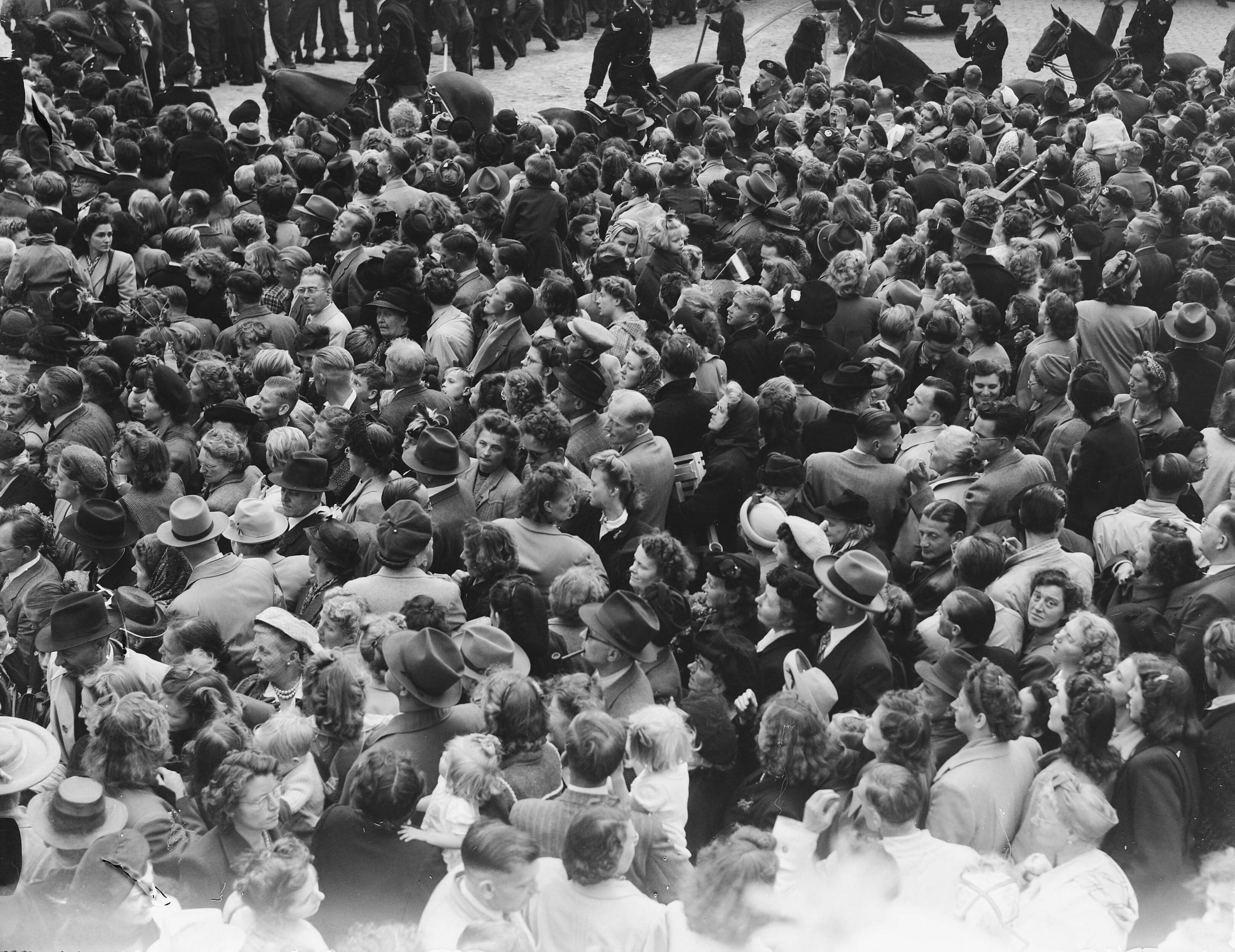 Intocht van koningin Juliana in Den Haag (1948) — Intocht Koningin Juliana in Den Haag. Overzicht drukte — Foto: Merk, Ben / Anefo. Licentie: Set B: Rechtenvrij / Publiek Domein. Bron: Nationaal Archief. http://hdl.handle.net/10648/a8bd35b6-d0b4-102d-bcf8-003048976d84