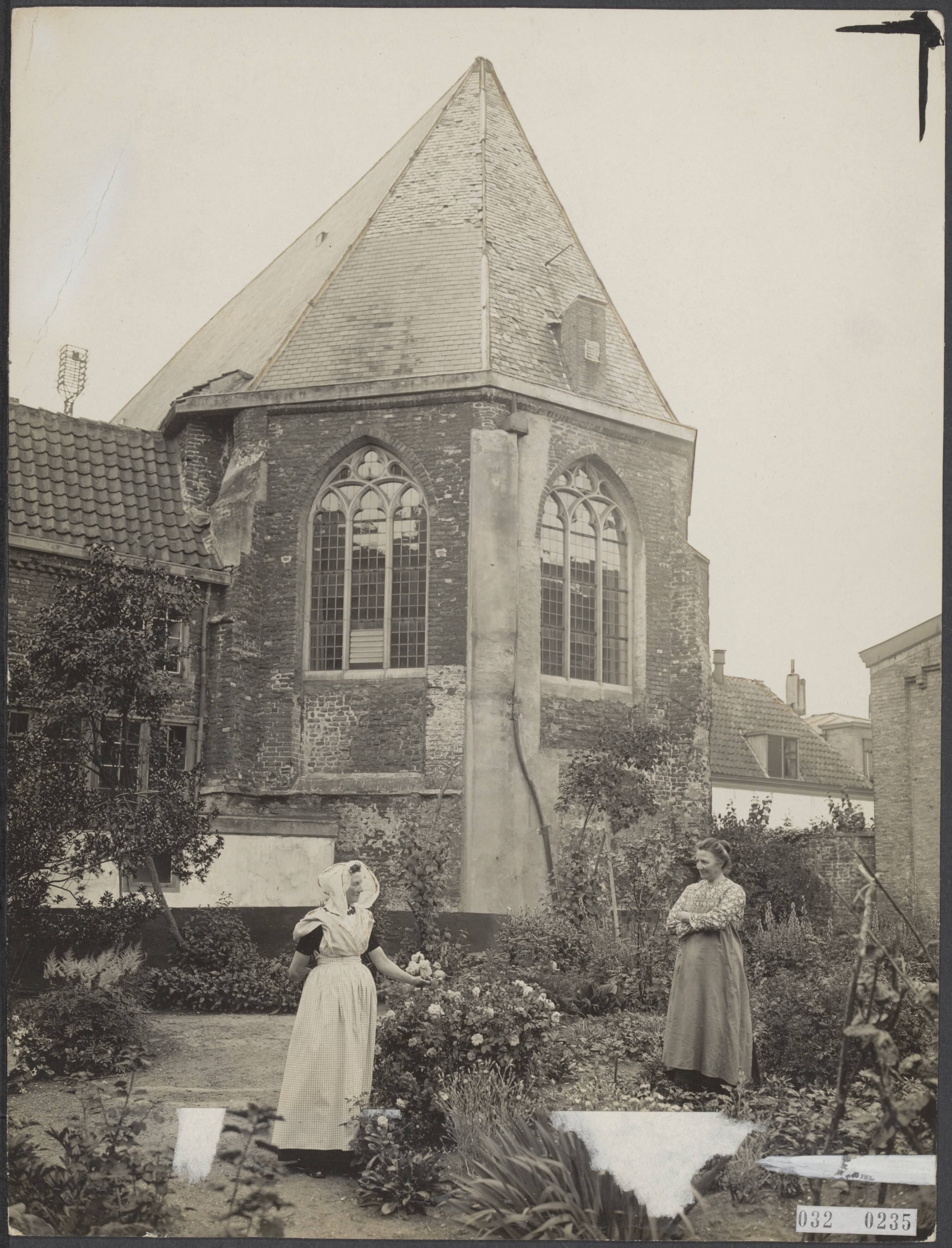 Fotocollectie Elsevier Binnenland — Tuin van de Franse kerk te Middelburg — Foto: Favier, Adriaan. Licentie: Set B: Rechtenvrij / Publiek Domein. Bron: Nationaal Archief. http://hdl.handle.net/10648/ade3d68a-d0b4-102d-bcf8-003048976d84