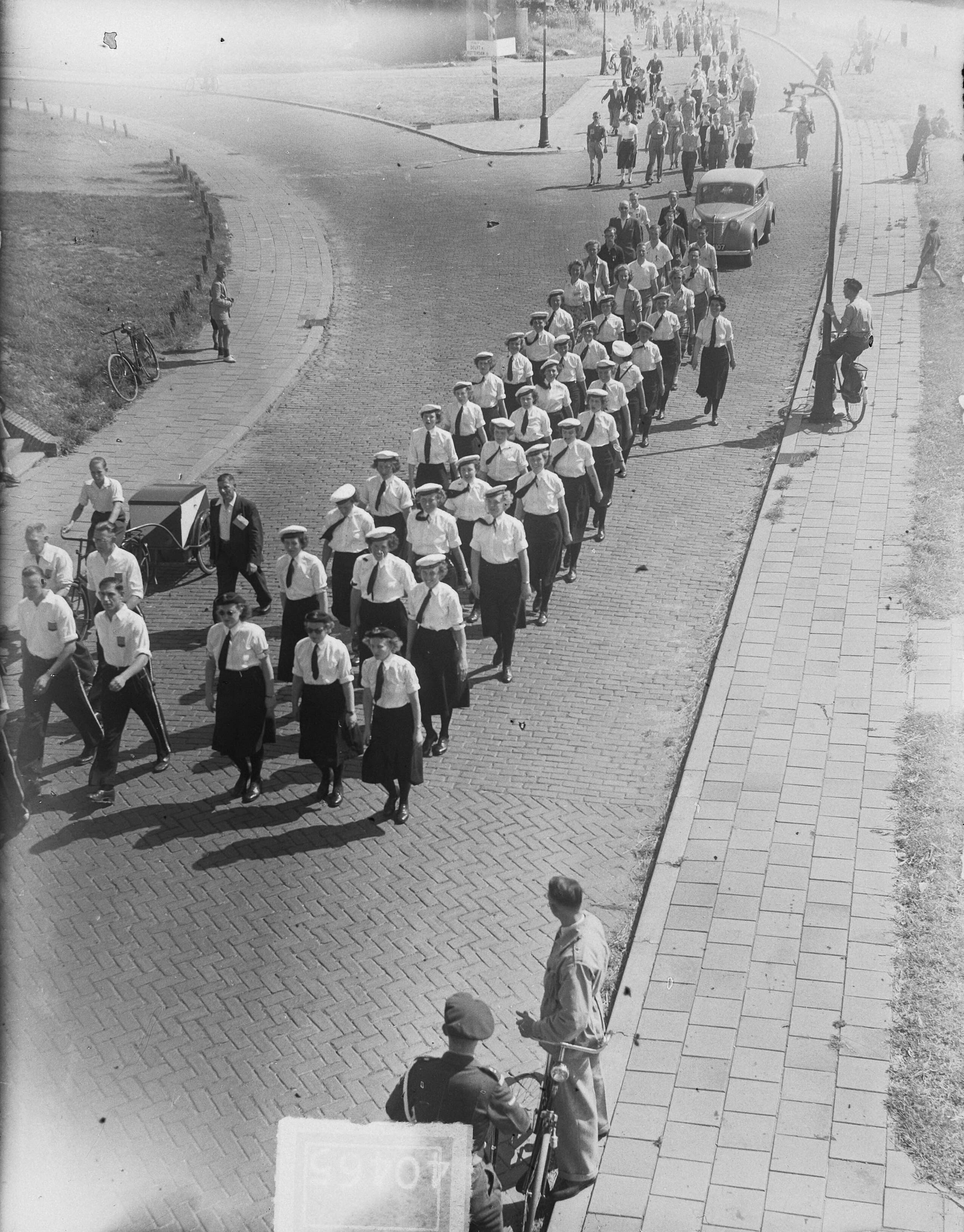 De Rotterdammer Mars — "De Rotterdammer Mars", wandeltocht van 35 kilometer (hoofdmars) of 20 kilometer (jeugdmars) — Foto: Oorschot, […] van / Anefo. Licentie: Set B: Rechtenvrij / Publiek Domein. Bron: Nationaal Archief. http://hdl.handle.net/10648/a8dae804-d0b4-102d-bcf8-003048976d84