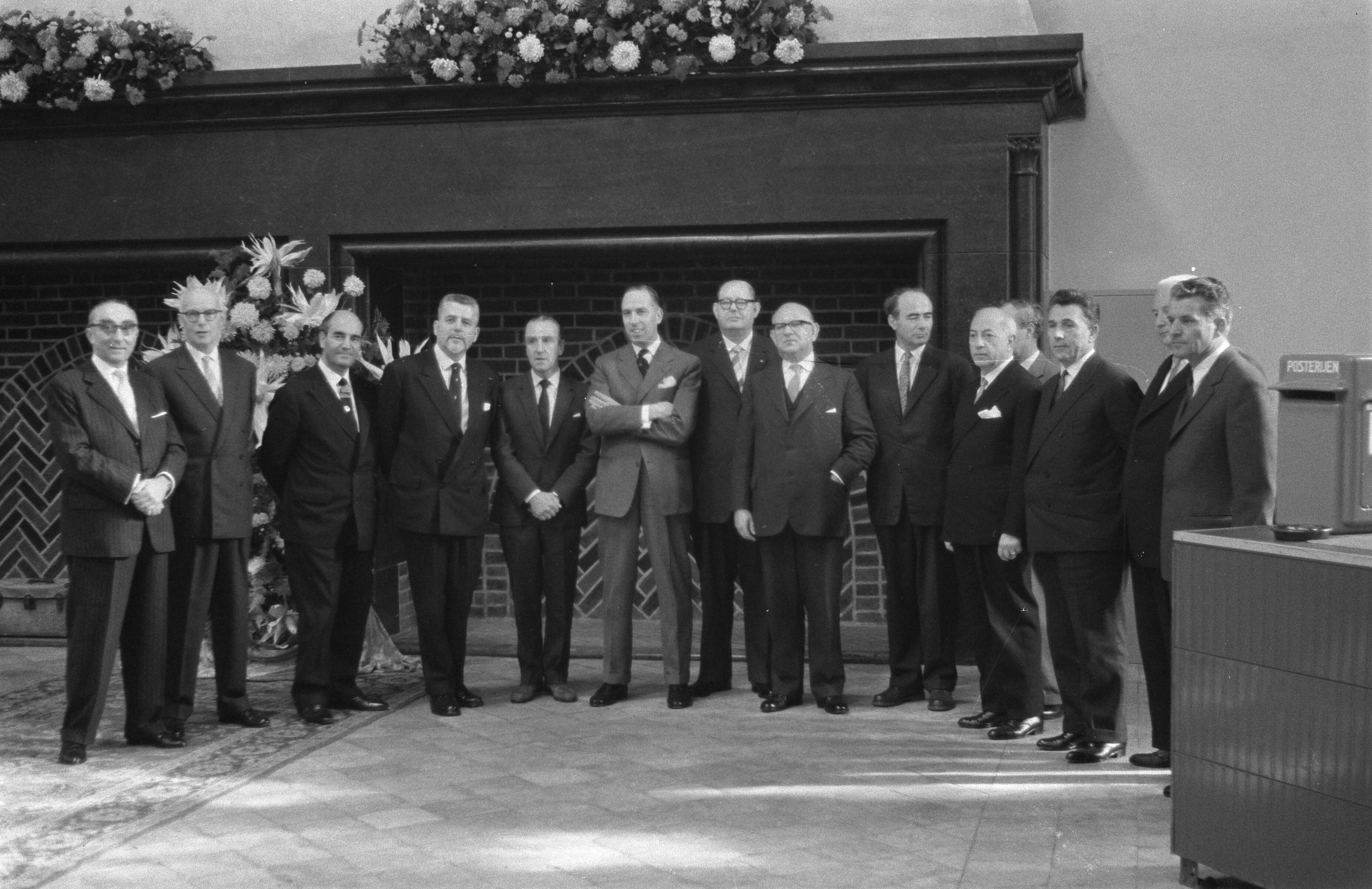 Fotocollectie Anefo — Opening conferentie van Europese ministers van Verkeer in de Ridderzaal in Den Haag. De 15 ministers poseren — Foto: Pot, Harry / Anefo. Licentie: Set B: Rechtenvrij / Publiek Domein. Bron: Nationaal Archief. http://hdl.handle.net/10648/a9baf9e4-d0b4-102d-bcf8-003048976d84