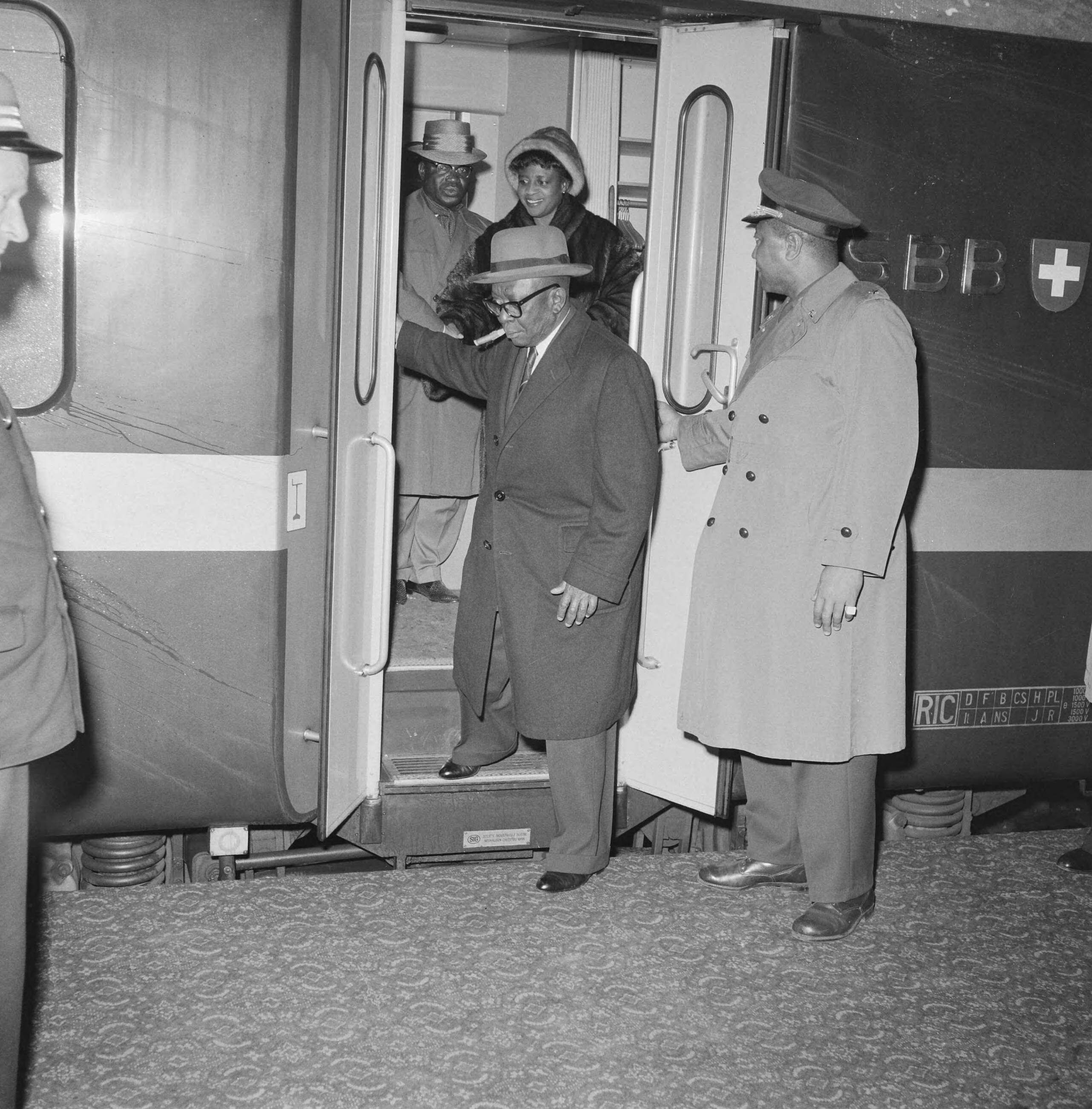 Fotocollectie Anefo — Aankomst van de Liberiaanse president Tubman van Liberia en zijn echtgenote op station Staatsspoor te Den Haag — Foto: Behrens, Herbert F. / Anefo. Licentie: Set B: Rechtenvrij / Publiek Domein. Bron: Nationaal Archief. http://hdl.handle.net/10648/a9bbabb4-d0b4-102d-bcf8-003048976d84