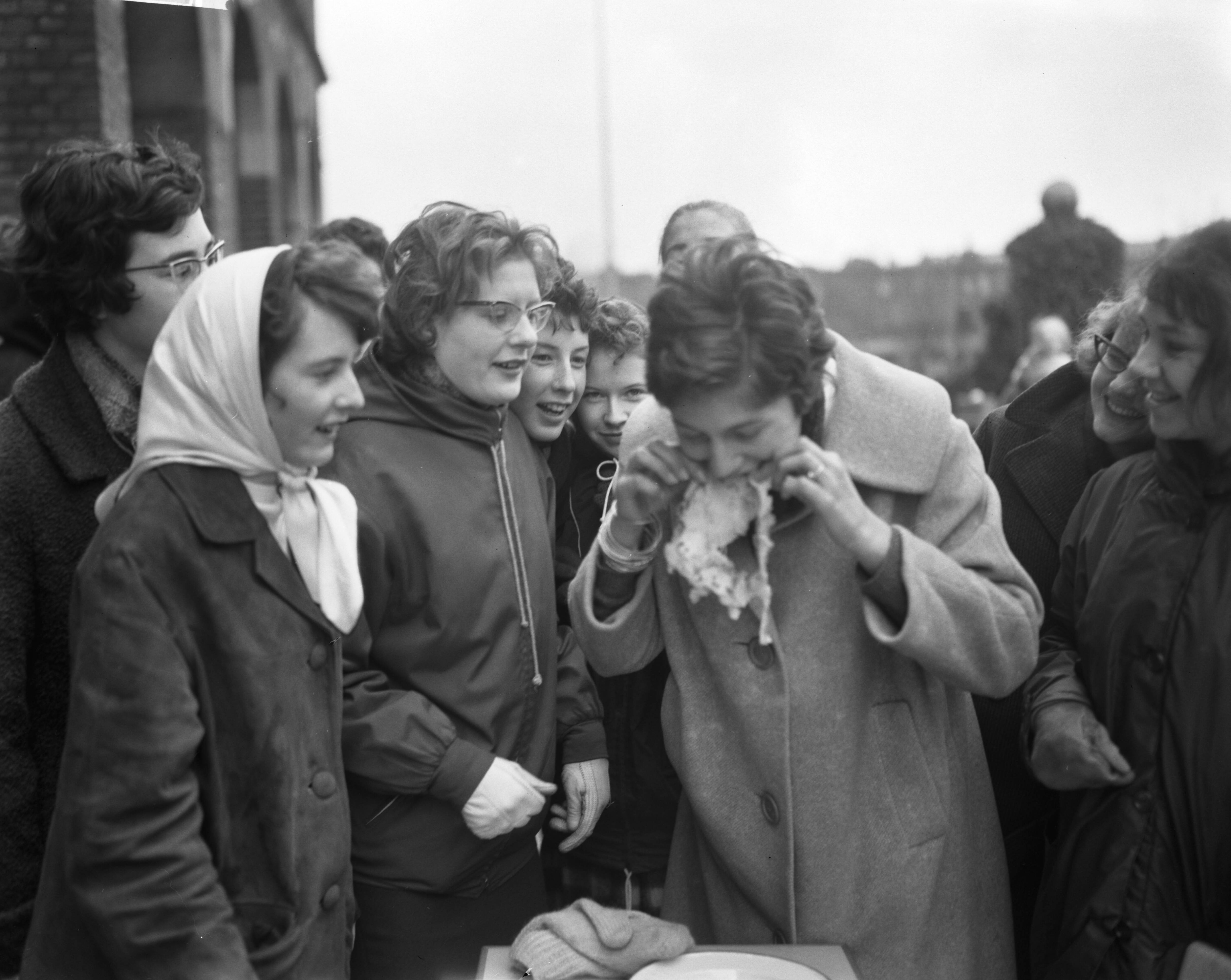 Fotocollectie Anefo — Pannekoeken tijdrace t.g.v. 25 jarig bestaan van de leerlingen-vereniging "Vesta" van de Christelijke Huishoudschool te Den Haag — Foto: Bilsen, Joop van / Anefo. Licentie: Set B: Rechtenvrij / Publiek Domein. Bron: Nationaal Archief. http://hdl.handle.net/10648/a9feb7b0-d0b4-102d-bcf8-003048976d84