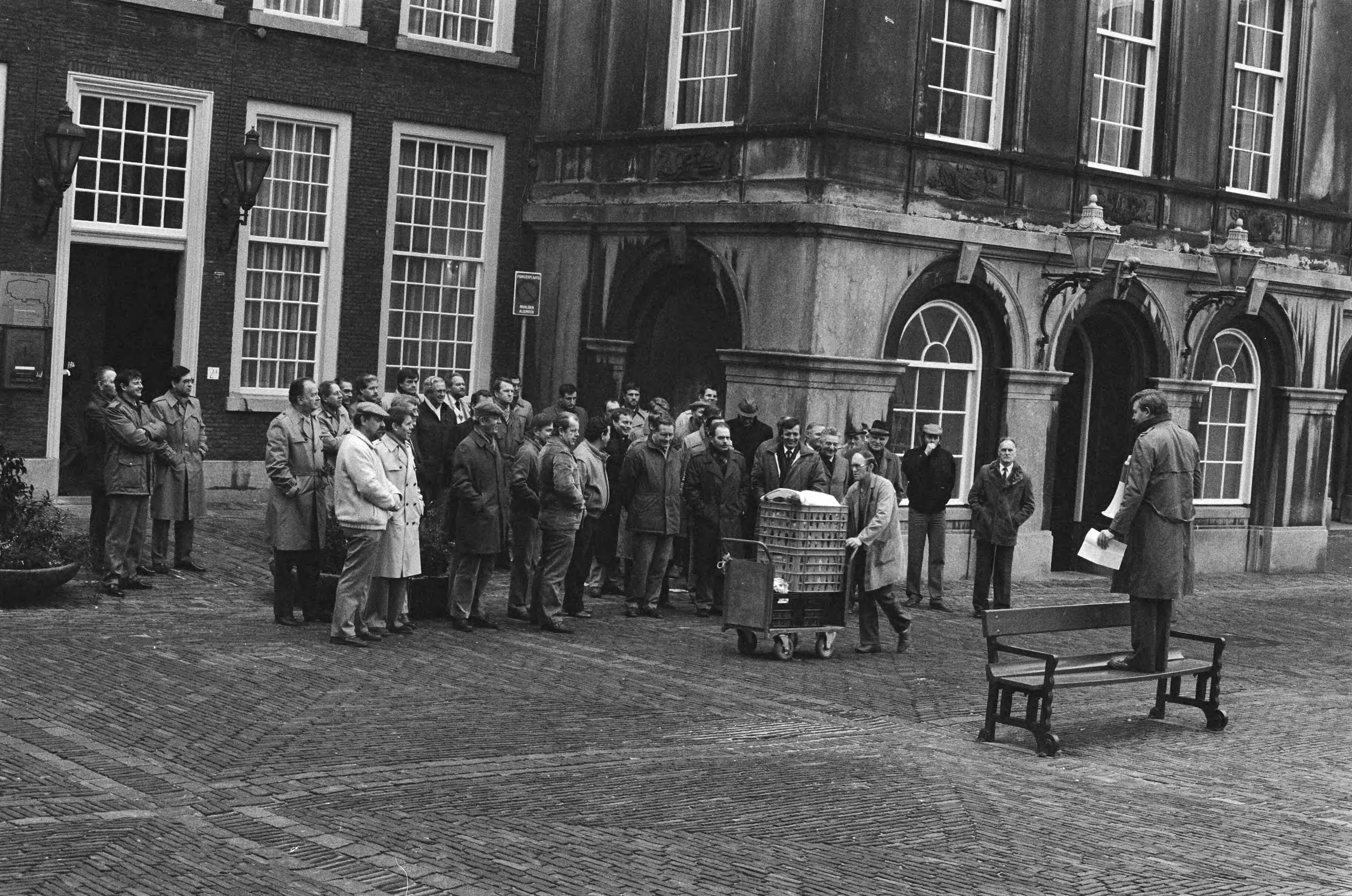 Demonstratieve bijeenkomst politiechefs op het Binnenhof — betogingen|politieagenten|Den Haag|Zuid-Holland — Foto: Bogaerts, Rob / Anefo. Licentie: Set B: Rechtenvrij / Publiek Domein. Bron: Nationaal Archief. http://hdl.handle.net/10648/ad50d4ca-d0b4-102d-bcf8-003048976d84