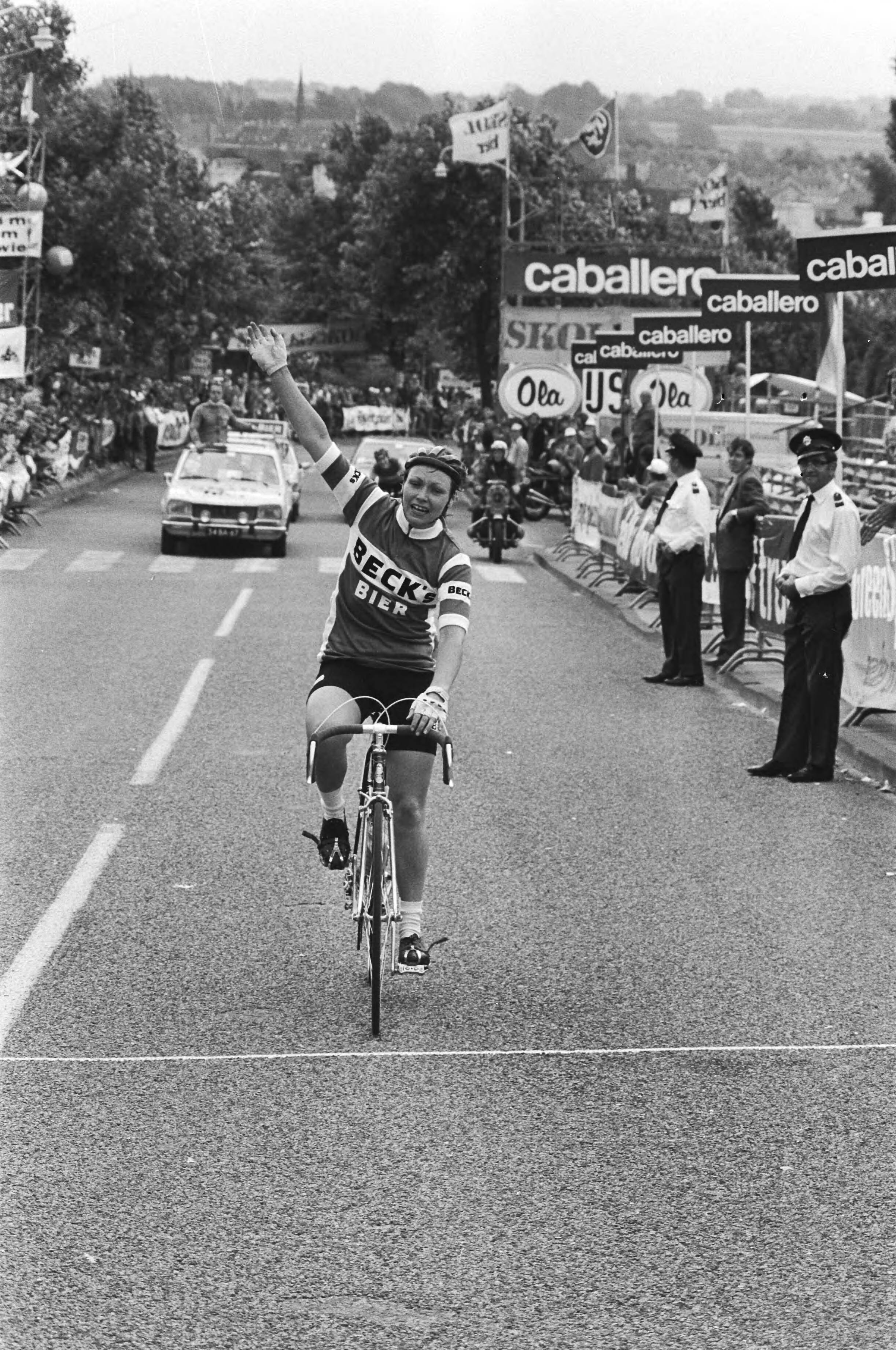 Fotocollectie Anefo — Nederlands kampioenschap wielrennen vrouwen in Simpelveld, Keetie van Oosten-Hage gaat bij dames als 1e over de finish — Foto: Verhoeff, Bert / Anefo. Licentie: Set B: Rechtenvrij / Publiek Domein. Bron: Nationaal Archief. http://hdl.handle.net/10648/ac86a07e-d0b4-102d-bcf8-003048976d84