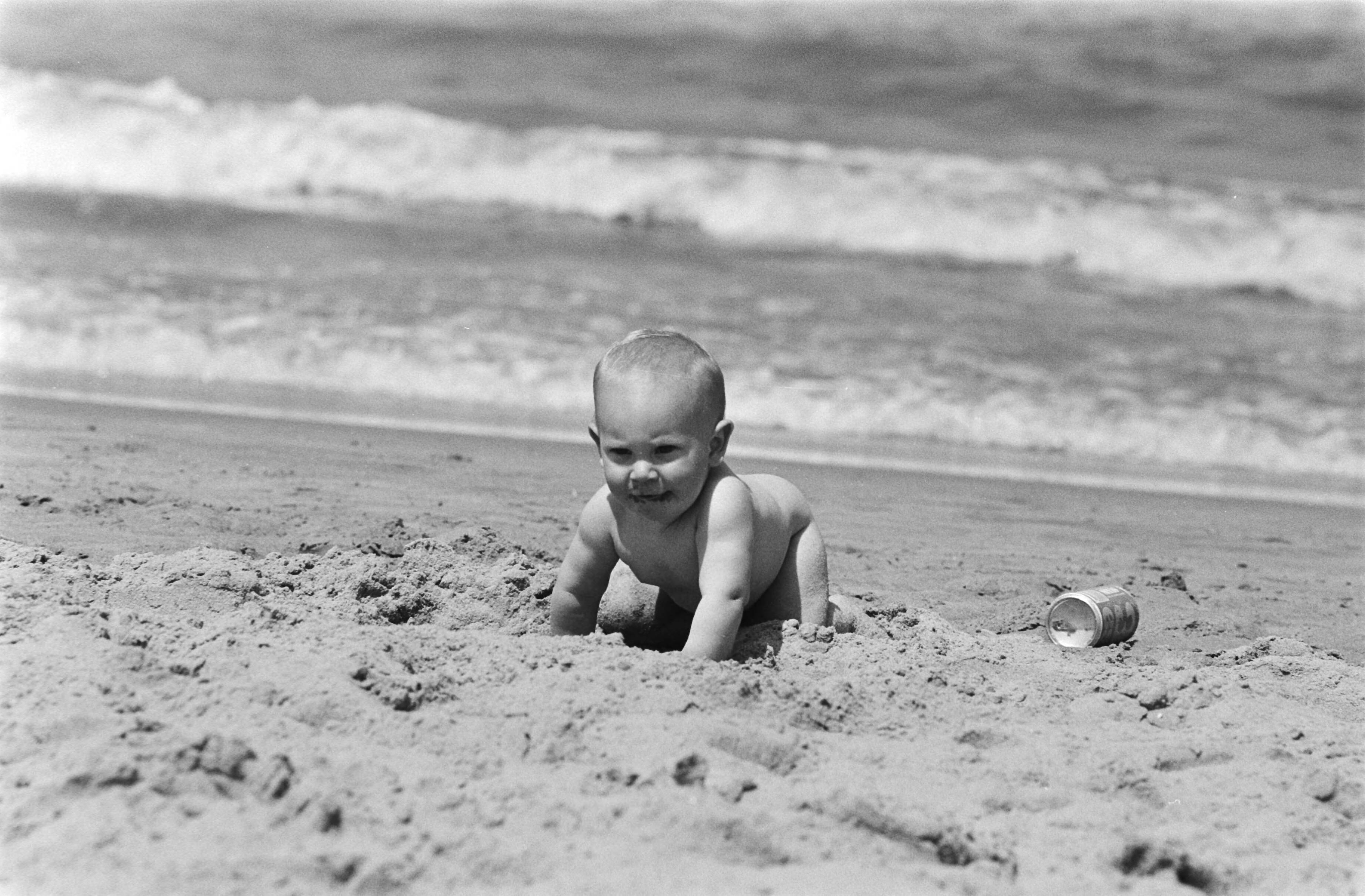 Strandweer — Baby aan strand van Scheveningen — Foto: Bogaerts, Rob / Anefo. Licentie: Set B: Rechtenvrij / Publiek Domein. Bron: Nationaal Archief. http://hdl.handle.net/10648/ad2ada40-d0b4-102d-bcf8-003048976d84