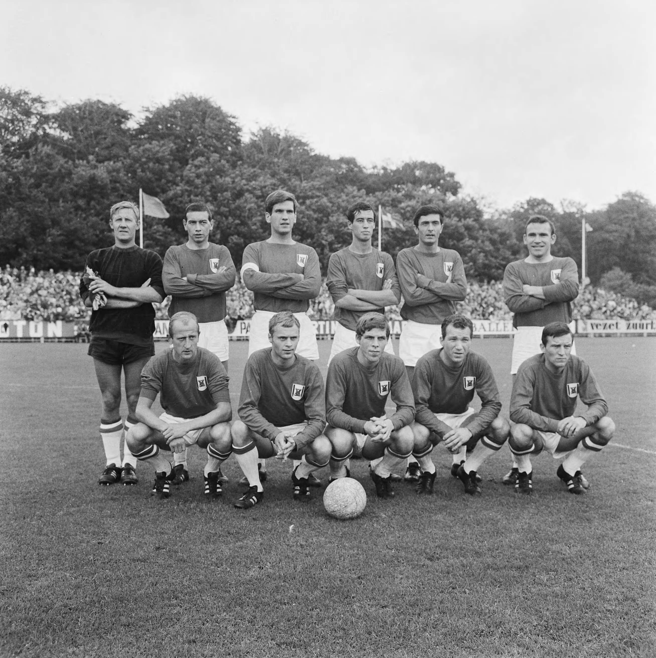 AZ 67-Holland Sport, 2-0 — Het elftal van AZ 67. Staand vlnr Schouten, Visser, v. Veen, Molenaar, Racic, Hersche, zittend vlnr Twisk, Tijm, Dekker, v. Eikeren, v. Rijssel — Foto: Evers, Joost / Anefo. Licentie: Set B: Rechtenvrij / Publiek Domein. Bron: Nationaal Archief. http://hdl.handle.net/10648/ab4a893c-d0b4-102d-bcf8-003048976d84